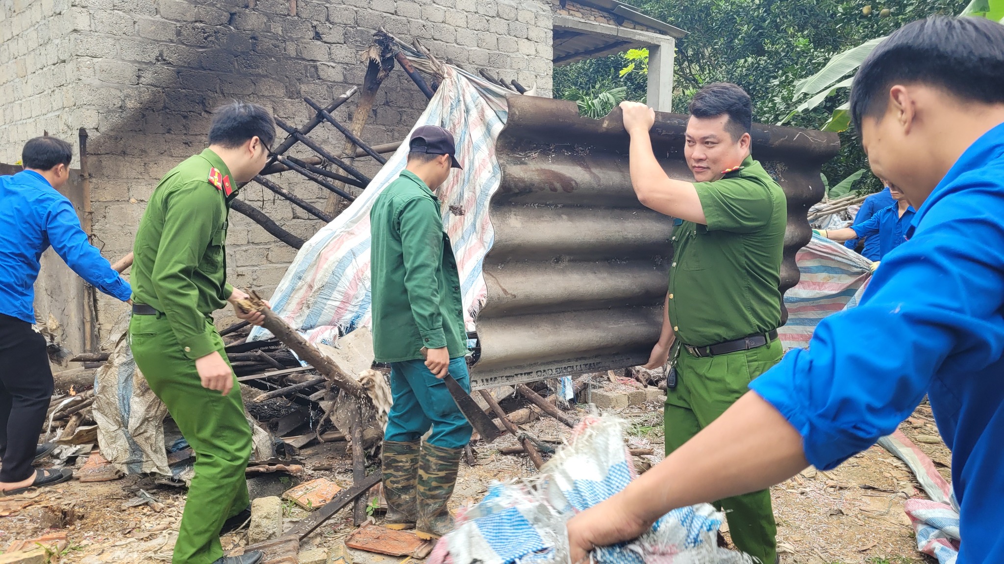 THẮM TÌNH QUÂN DÂN