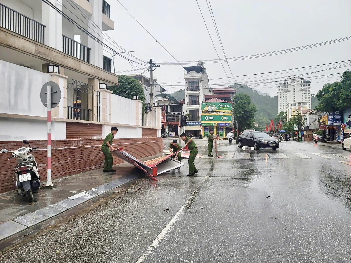 CÔNG AN PHƯỜNG HÀ GIANG 2 HỖ TRỢ NGƯỜI DÂN KHẮC PHỤC HẬU QUẢ MƯA GIÔNG