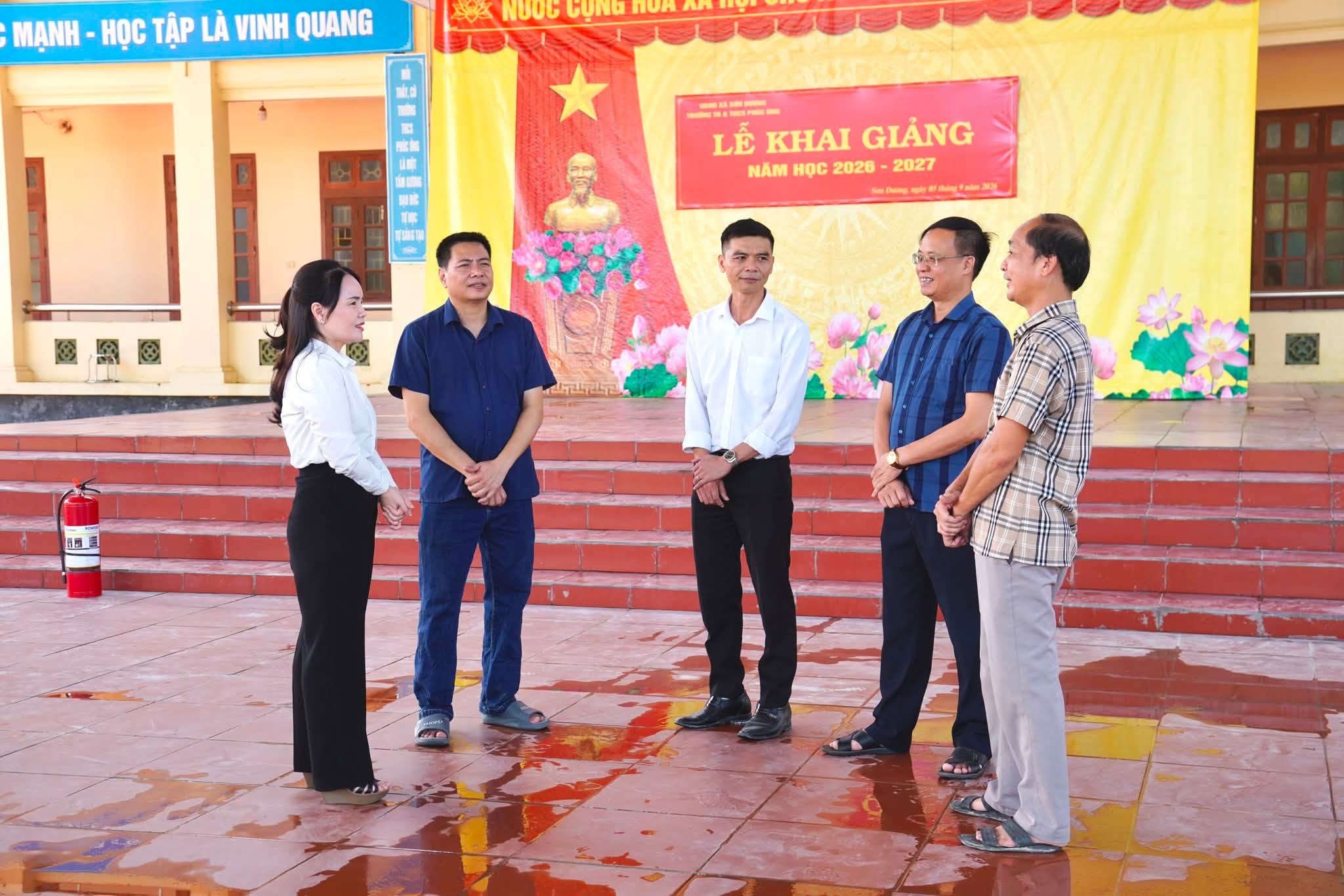 Đồng chí Bí thư Đảng uỷ xã kiểm tra công tác chuẩn bị khai giảng năm học 2026–2027