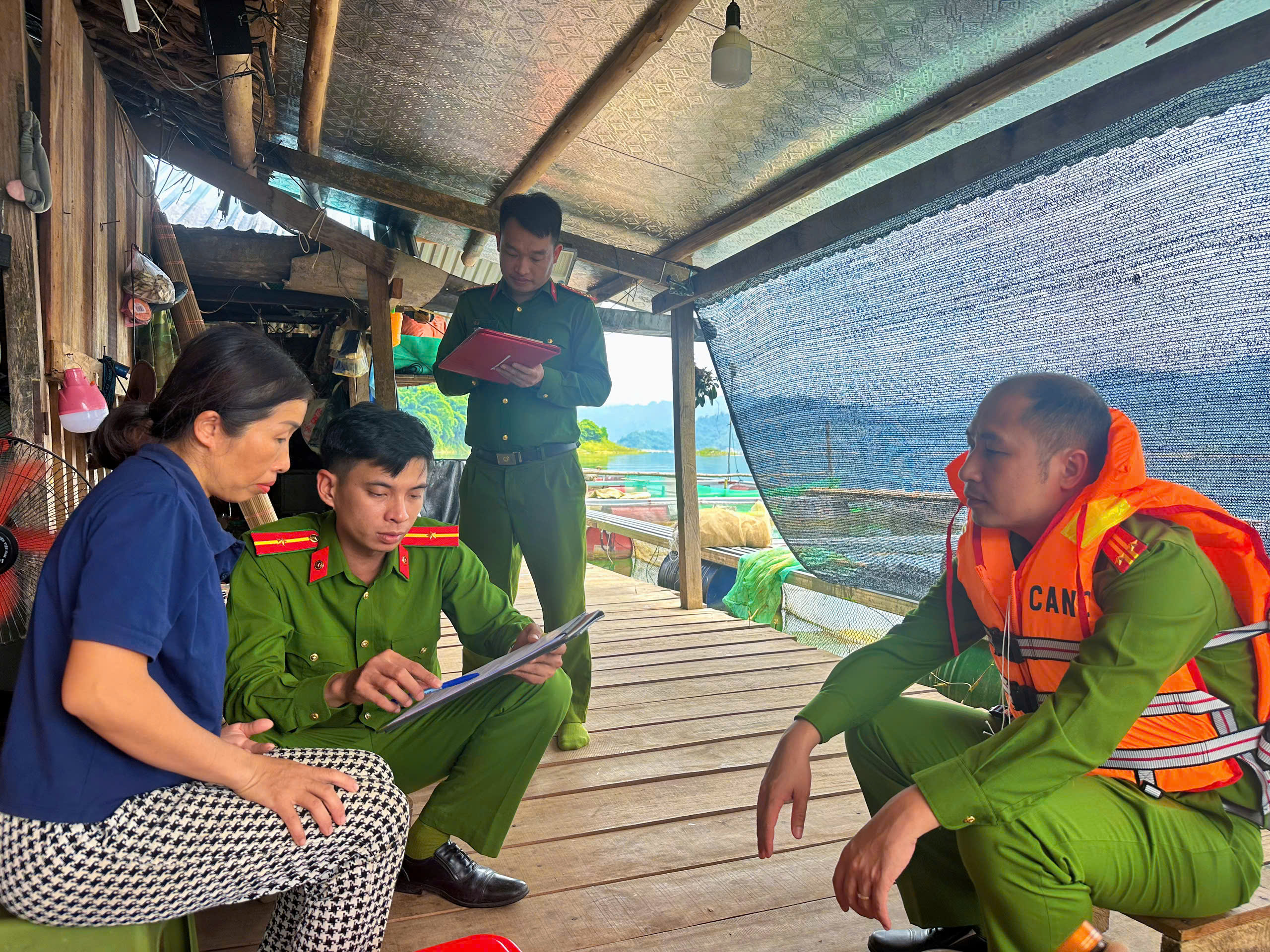 CÔNG AN XÃ YÊN HOA PHỐI HỢP KIỂM LÂM KIỂM TRA, TUYÊN TRUYỀN PHÁP LUẬT TRÊN LÒNG HỒ THỦY ĐIỆN TUYÊN QUANG