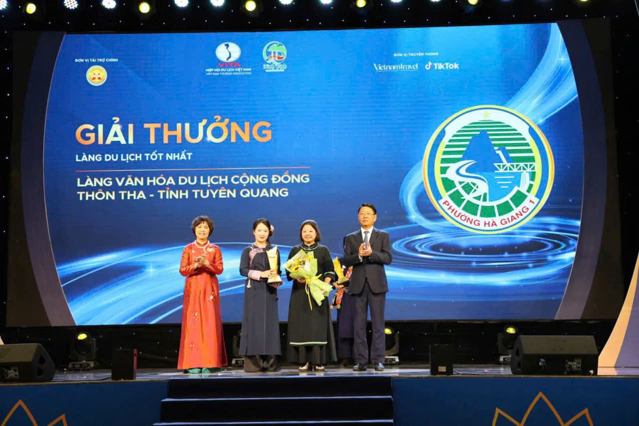 4.Làng văn hóa du lịch Cộng đồng Thôn Tha, phường Hà Giang 1 (Tuyên Quang) nhận giải thưởng Làng du lịch tốt nhất.jpg