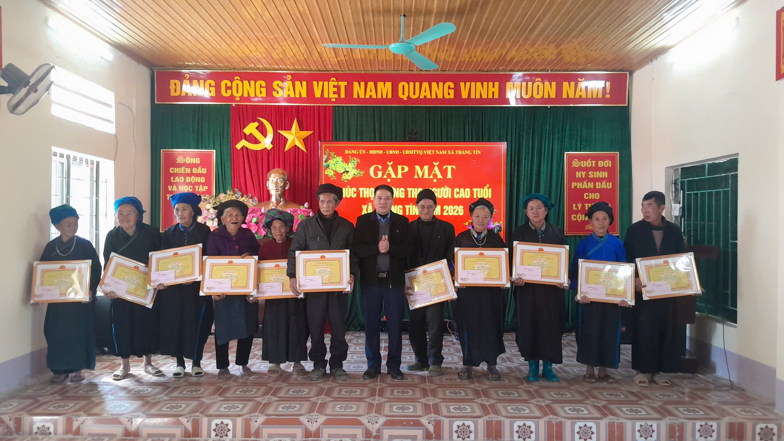 Xã Thàng Tín tổ chức trao quà tết cho Người có công, người có uy tín, hộ nghèo có hoàn cảnh đặc biệt khó khăn và trao quà chúc thọ, mừng thọ người cao tuổi nhân dịp Tết Nguyên đán Bính Ngọ năm 2026