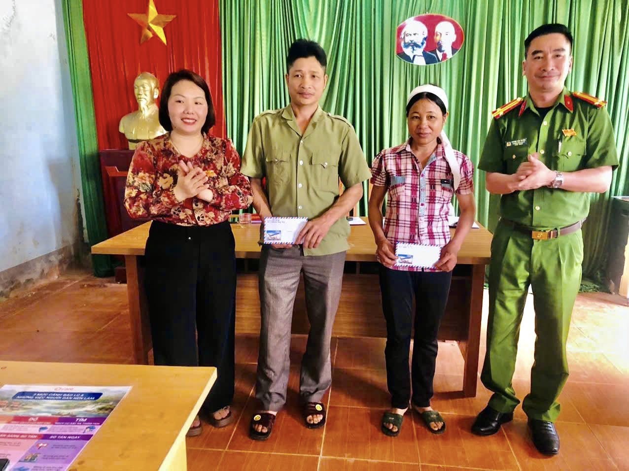 TỔ ĐẠI BIỂU SỐ 6 HĐND XÃ QUANG BÌNH TIẾP XÚC CỬ TRI, TẶNG QUÀ CHO CÁC HỘ GIA ĐÌNH CÓ HOÀN CẢNH KHÓ KHĂN