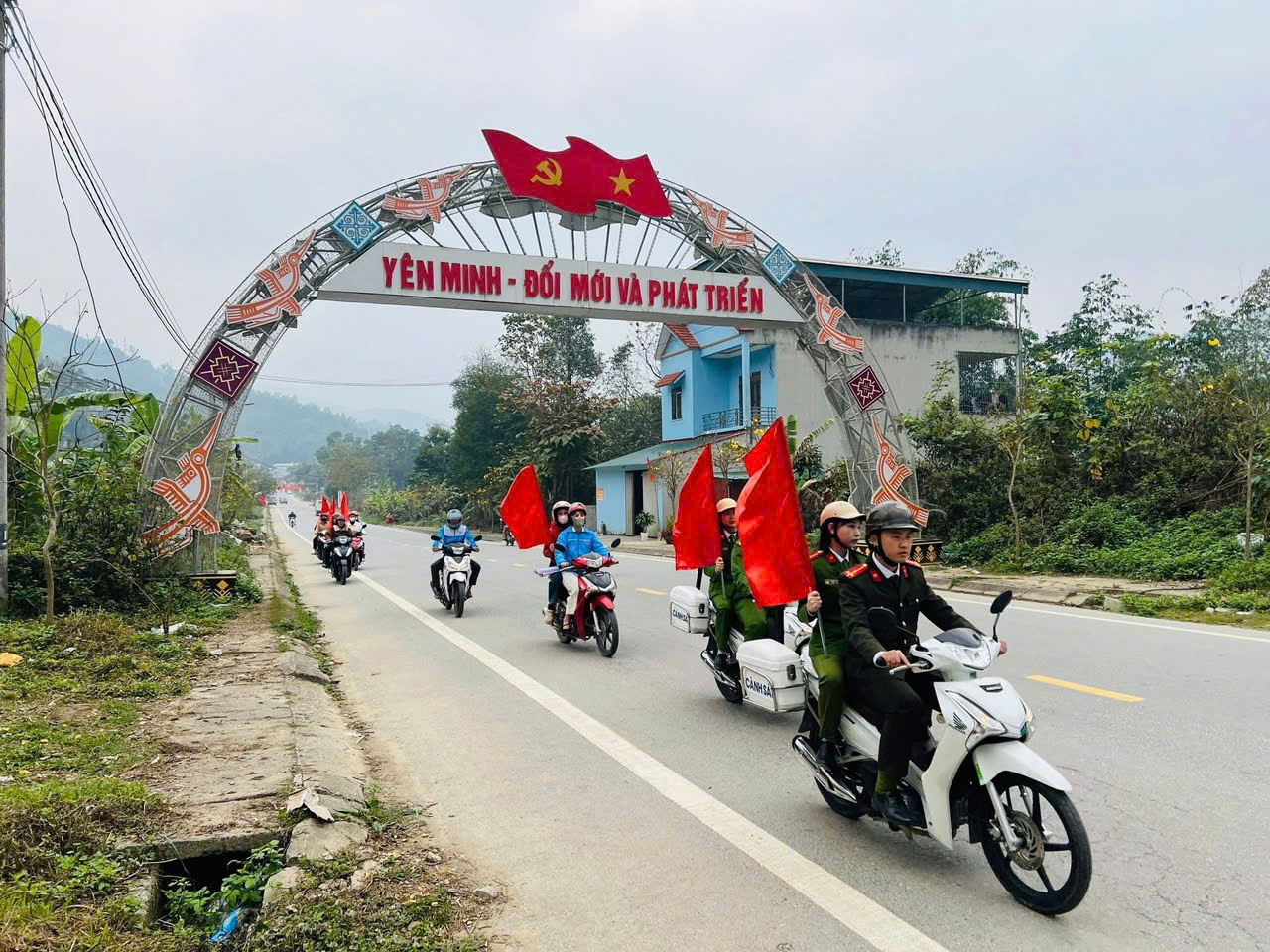 CÔNG AN XÃ YÊN MINH TUYÊN TRUYỀN LƯU ĐỘNG HƯỞNG ỨNG BẦU CỬ ĐẠI BIỂU QUỐC HỘI KHÓA XVI VÀ ĐẠI BIỂU HĐND CÁC CẤP 