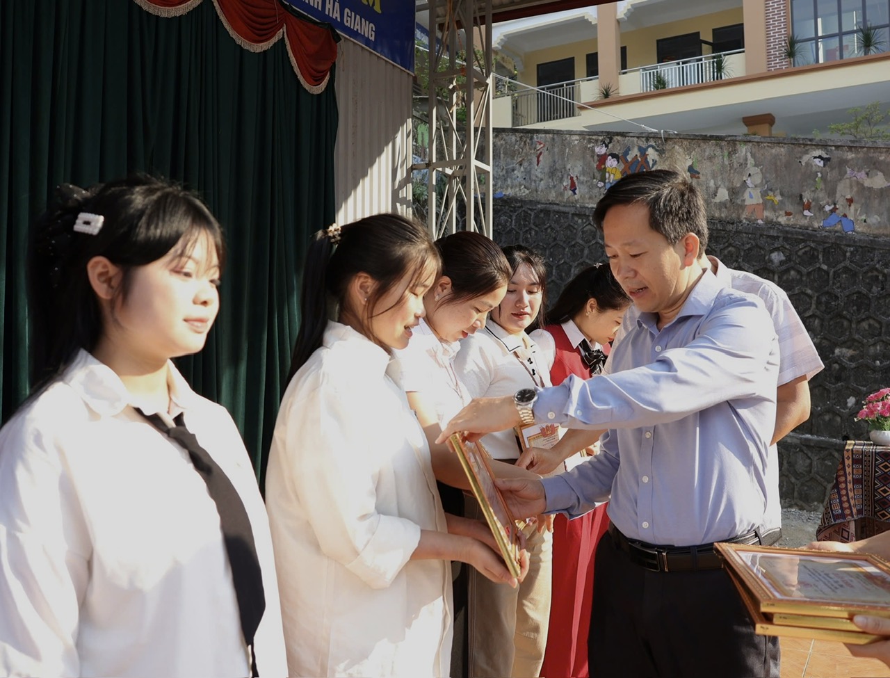 Trao giấy khen cho giáo viên, học sinh đạt thành tích cao tại xã Sủng Máng