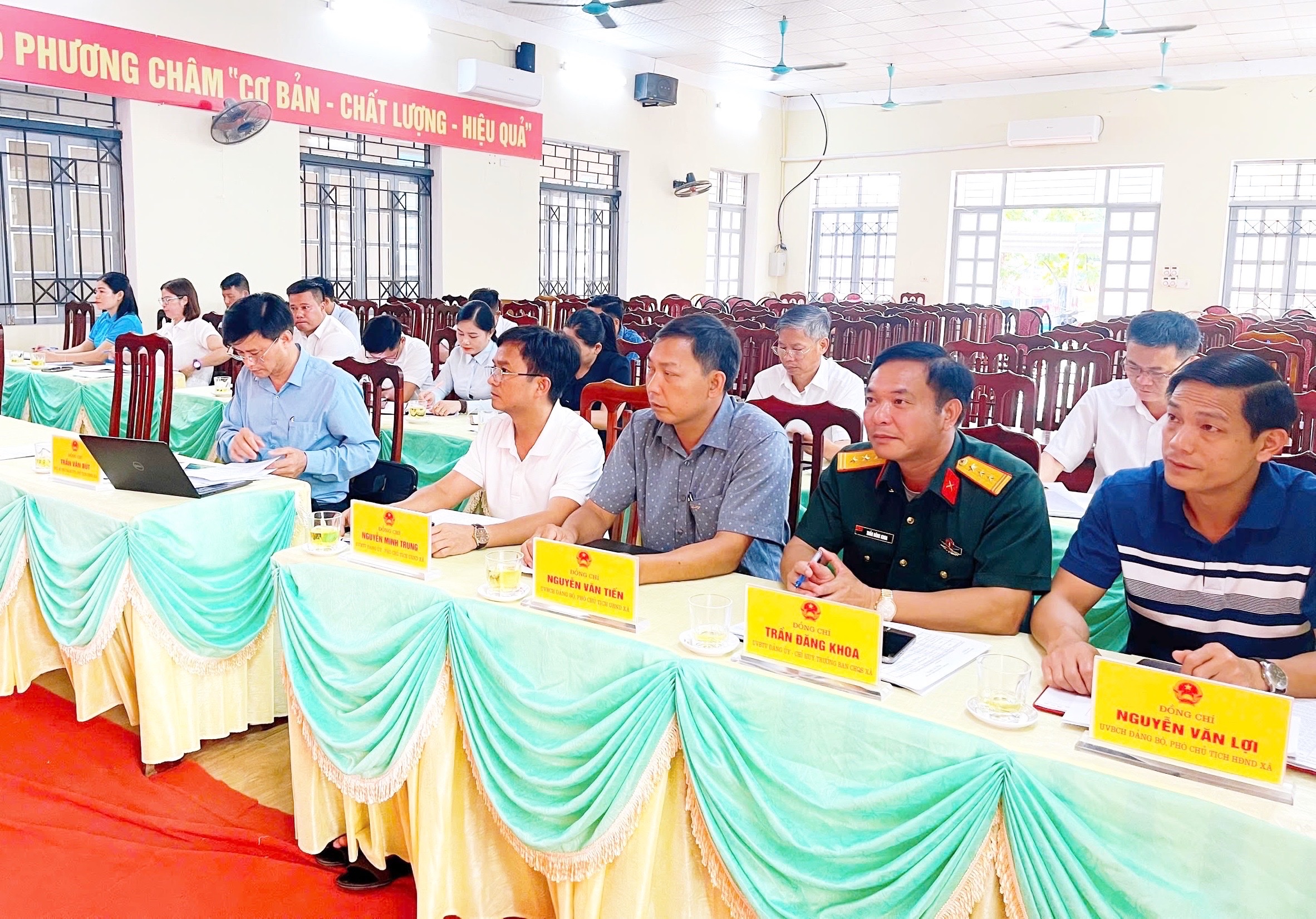 Sáng ngày 09/6 xã Sơn Thủy tổ chức Hội nghị triển khai một số nhiệm vụ chuẩn bị cho công tác sắp xếp thôn trên địa bàn xã.