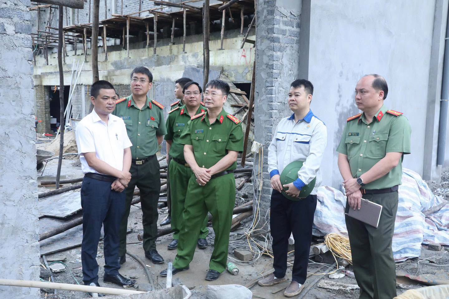 ĐOÀN CÔNG TÁC CÔNG AN TỈNH KIỂM TRA TIẾN ĐỘ XÂY DỰNG TRƯỜNG PTNT LIÊN CẤP TH VÀ THCS PÀ VẦY SỦ