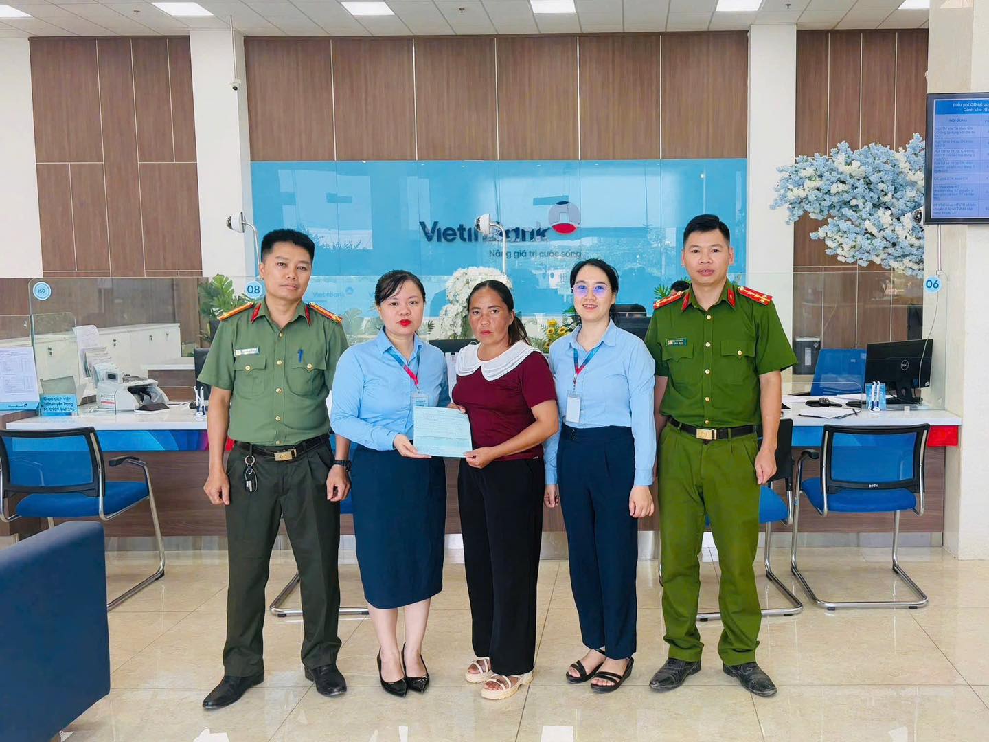 CÔNG AN XÃ HÙNG LỢI HỖ TRỢ NGƯỜI DÂN TRẢ LẠI 500 TRIỆU ĐỒNG TIỀN CHUYỂN NHẦM QUA TÀI KHOẢN 