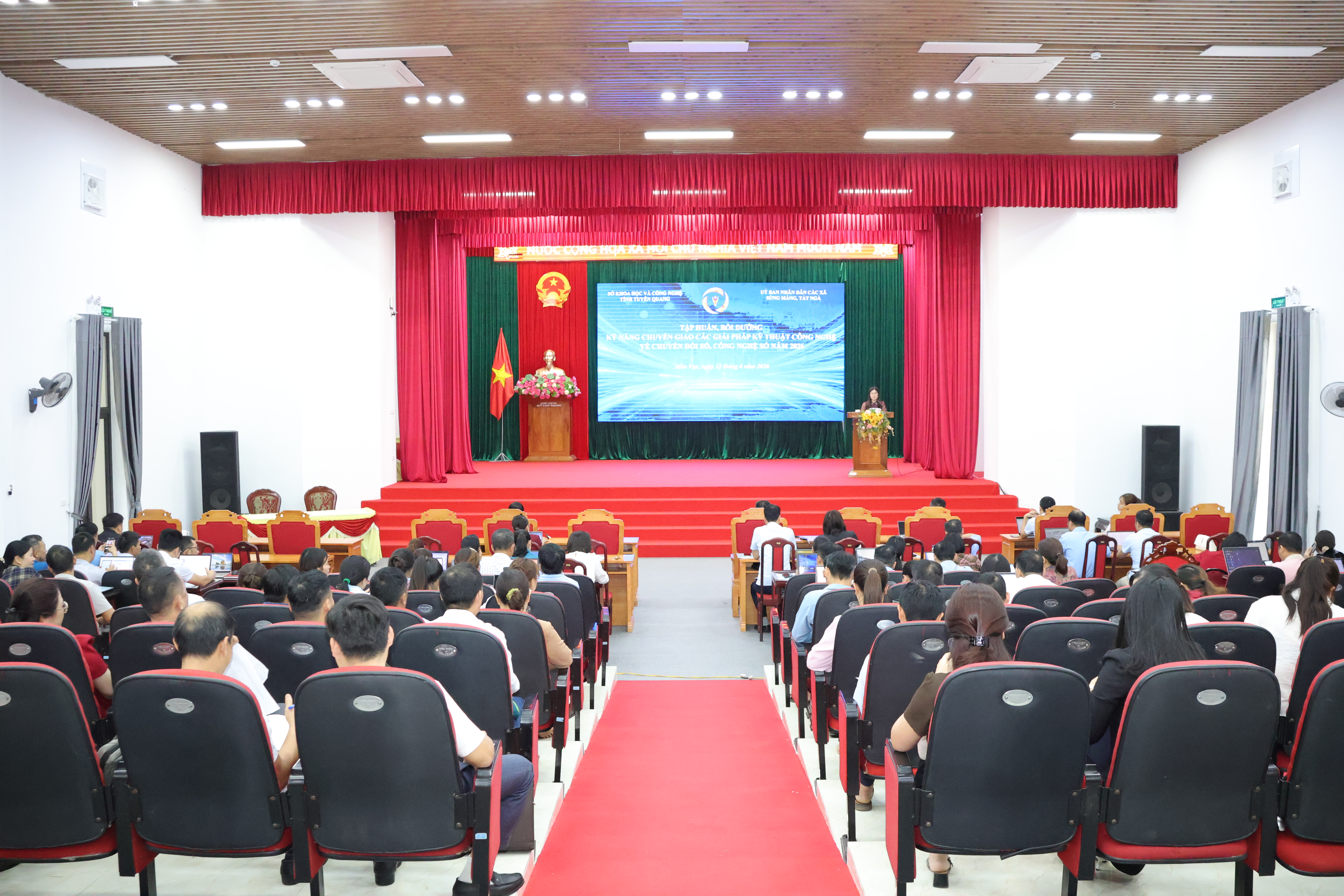 Sủng Máng, Tát Ngà tập huấn kỹ năng ứng dụng công nghệ số cho cán bộ, công chức, viên chức