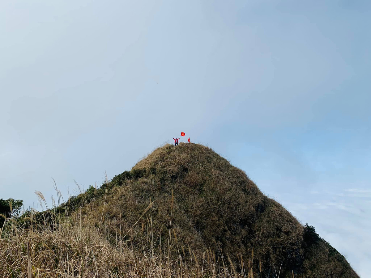 Trekking đỉnh Phia Pò 'nóc nhà' xứ Lạng giữa thảo nguyên bạt ngàn