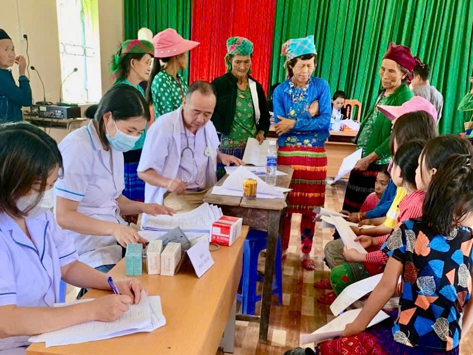Khám, cấp phát thuốc và tư vấn sức khỏe cho người dân xã Khâu Vai