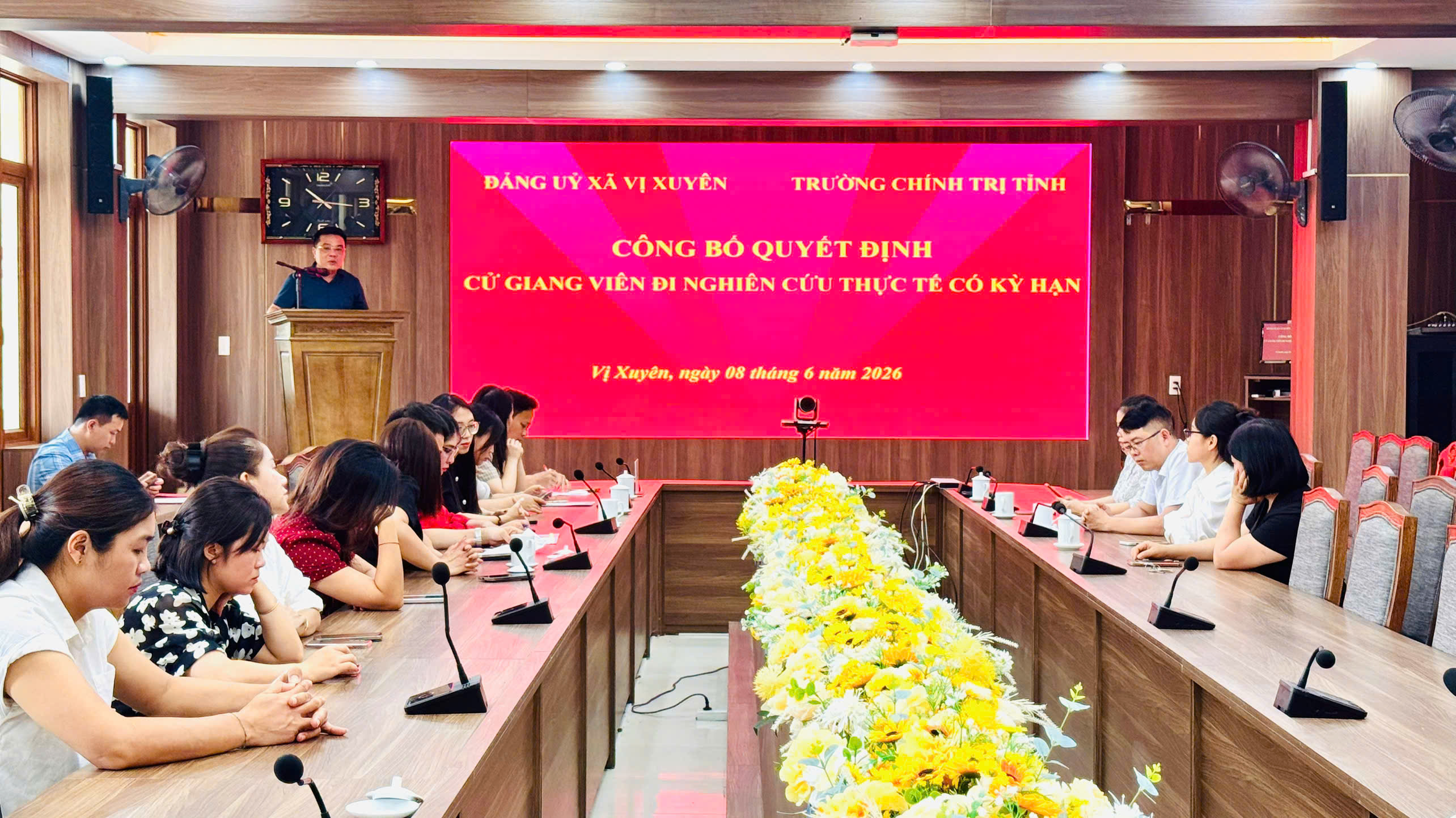 Hội nghị công bố quyết định cử giảng viên đi nghiên cứu thực tế có kỳ hạn tại xã Vị Xuyên.
