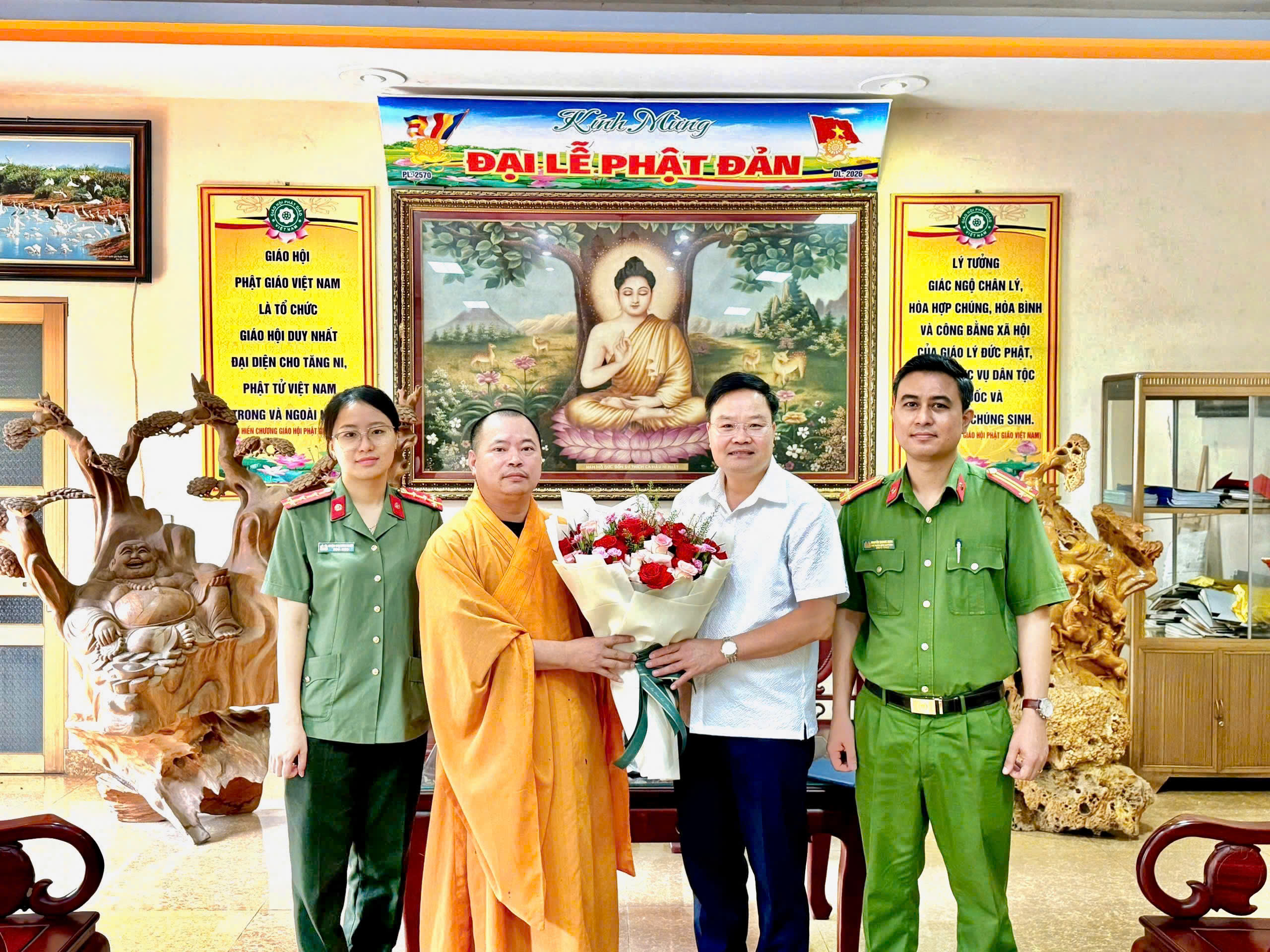 CÔNG AN PHƯỜNG AN TƯỜNG THĂM, CHÚC MỪNG CÁC CHỨC SẮC PHẬT GIÁO NHÂN DỊP ĐẠI HỘI ĐẠI BIỂU PHẬT GIÁO TỈNH TUYÊN QUANG LẦN THỨ NHẤT, NHIỆM KỲ 2026 - 2031 THÀNH CÔNG TỐT ĐẸP