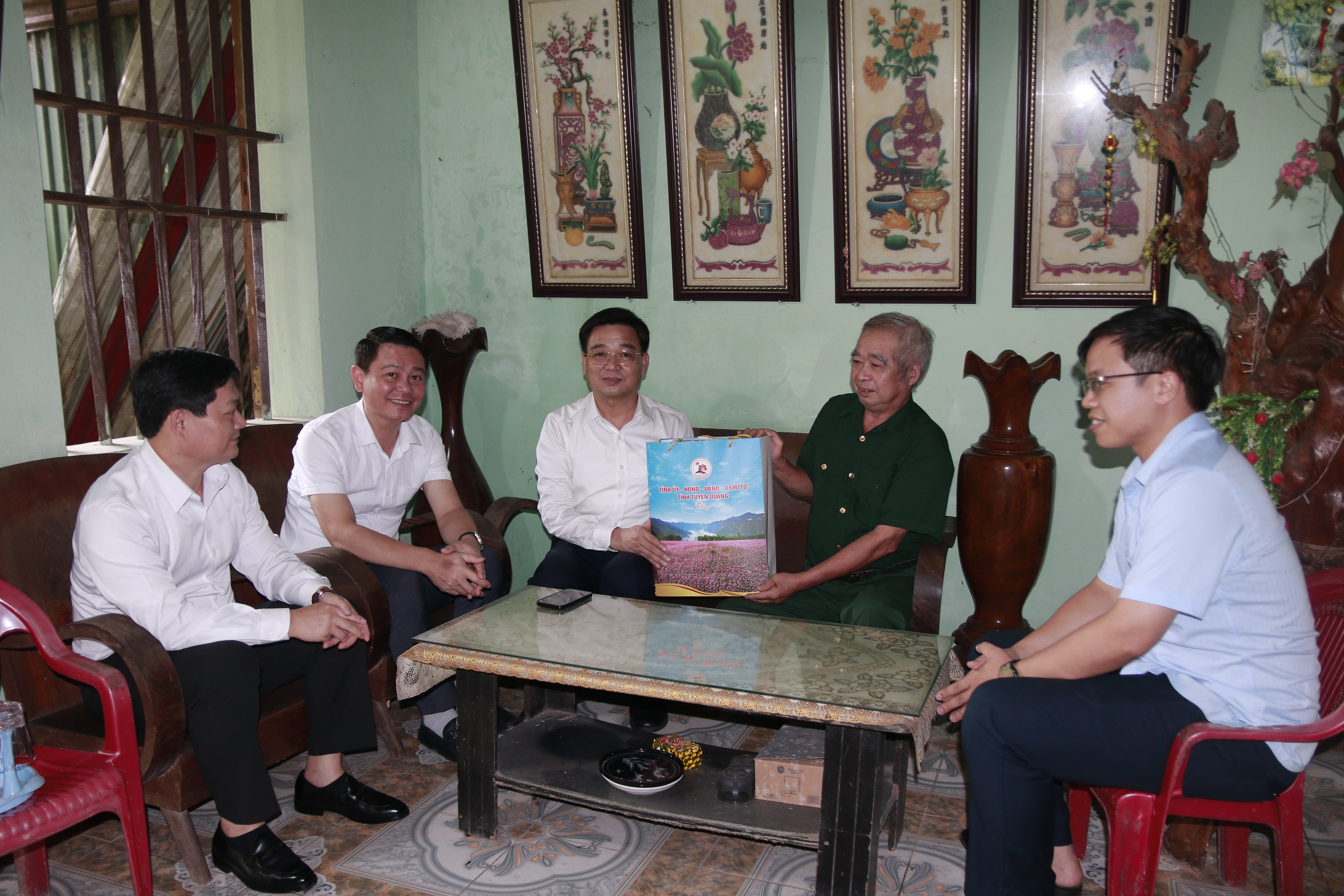 Đồng chí Nguyễn Hưng Vượng, ủy viên BTV Tỉnh ủy – Chủ nhiệm UBKT Tỉnh ủy thăm, tặng quà người có công với cách mạng, thân nhân liệt sĩ tiêu biểu nhân dịp 79 năm ngày Thương binh - Liệt sỹ tại xã Tân Quang