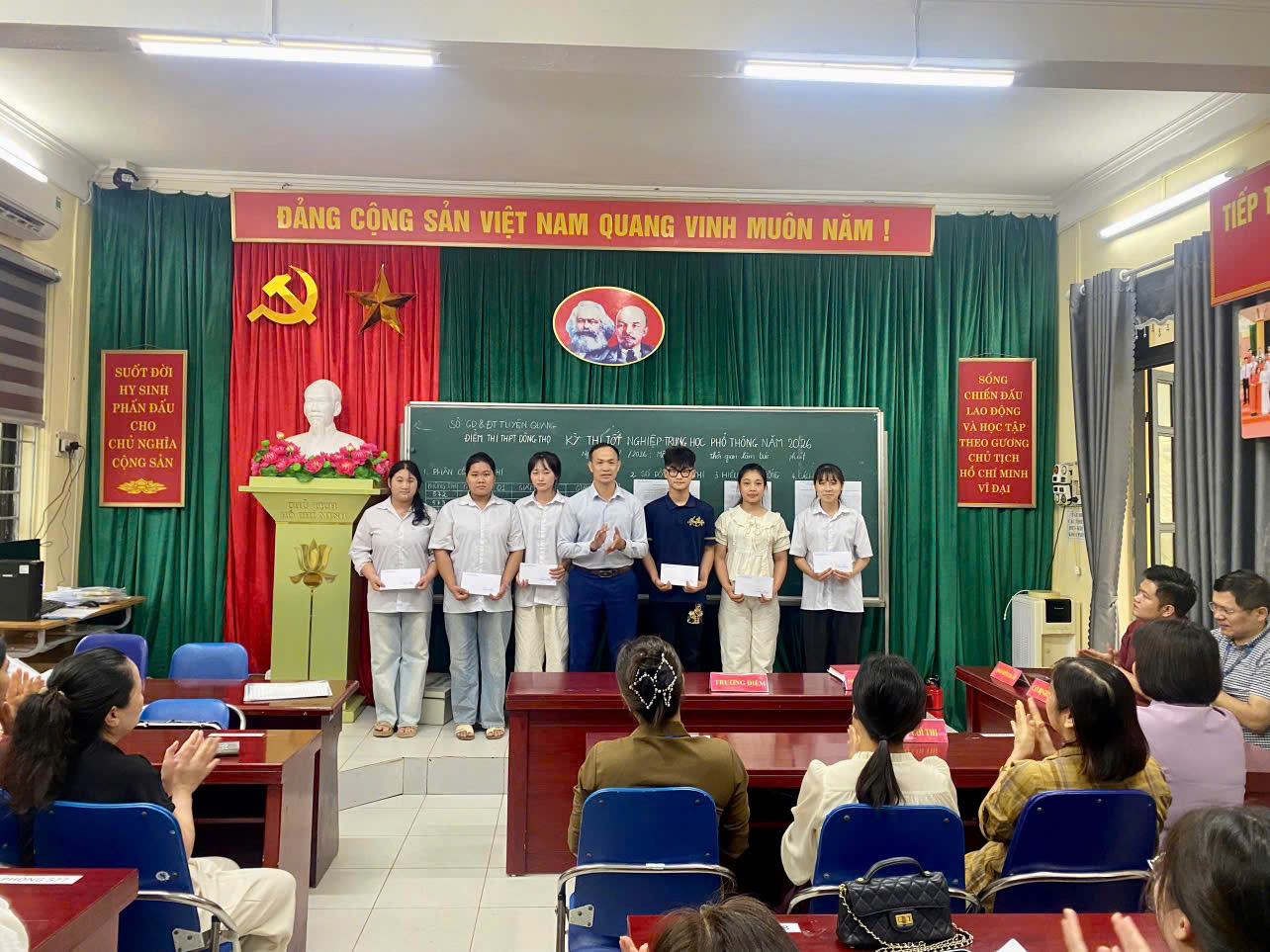 Đồng chí: Nguyễn Hoàng Giang, Ủy viên Ban chấp hành Đảng bộ xã, Phó Chủ tịch UBND xã làm việc với đoàn kiểm tra công tác coi thi của Bộ Giáo dục và Đào tạo kỳ thi tốt nghiệp THPT năm 2026 và trao quà cho học sinh có hoàn cảnh khó khăn