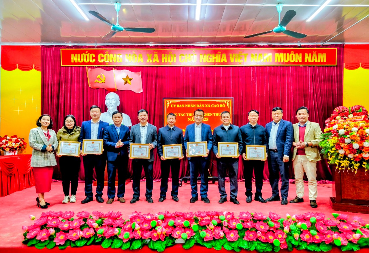 UBND xã Cao Bồ tổ chức Phiên họp tháng 01/2026 và tổng kết công tác thi đua, khen thưởng năm 2025