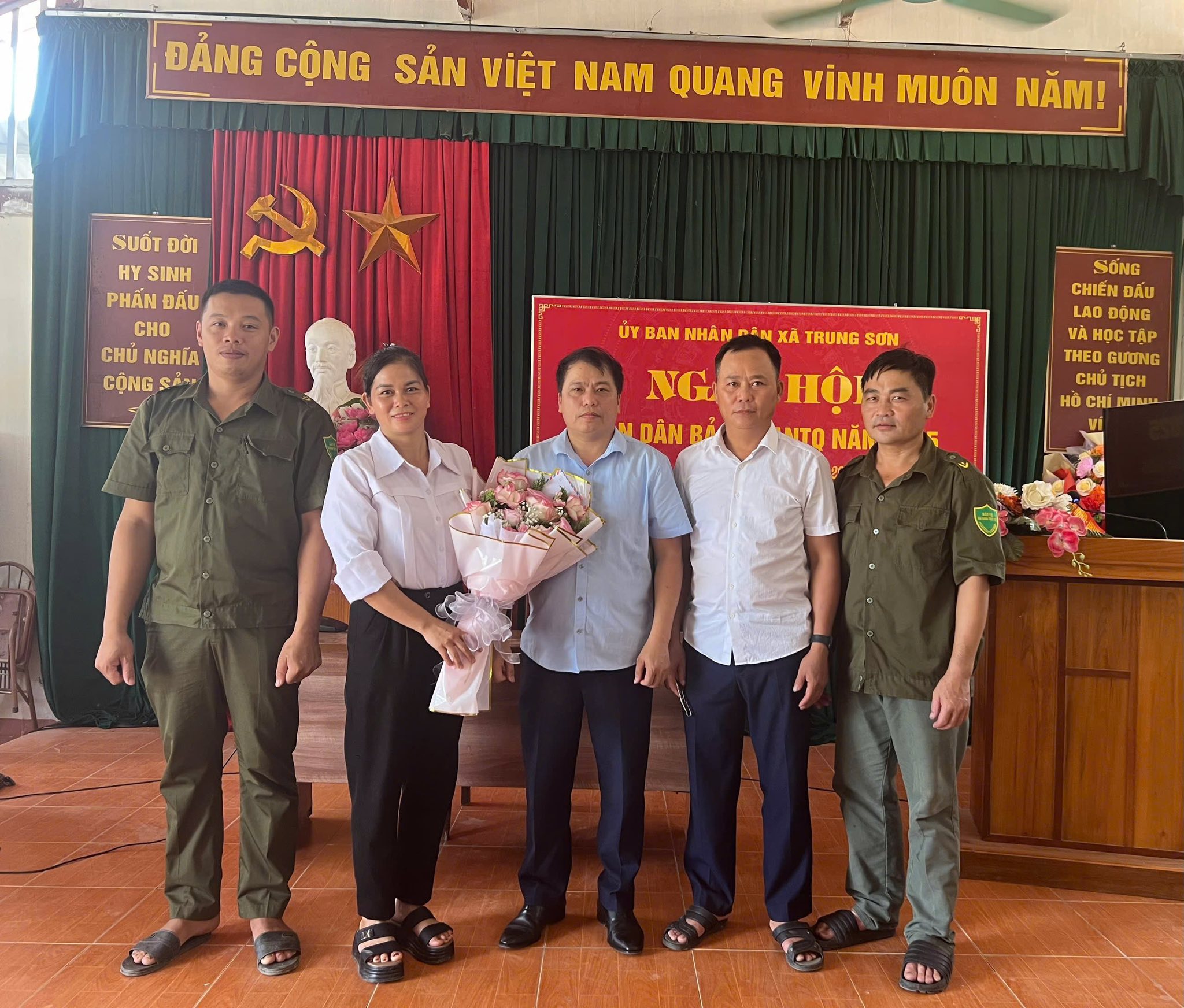 THÔN 1, XÃ TRUNG SƠN TƯNG BỪNG TỔ CHỨC NGÀY HỘI TOÀN DÂN BẢO VỆ AN NINH TỔ QUỐC