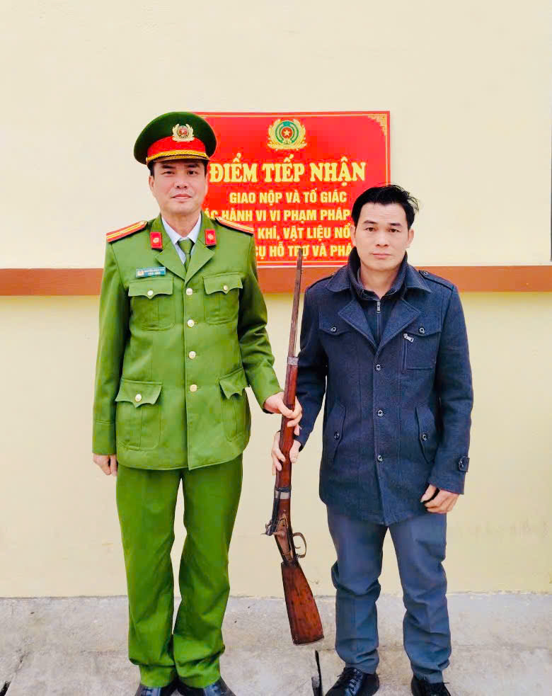 XÃ TÂN TRỊNH: NGƯỜI DÂN TỰ GIÁC GIAO NỘP VŨ KHÍ