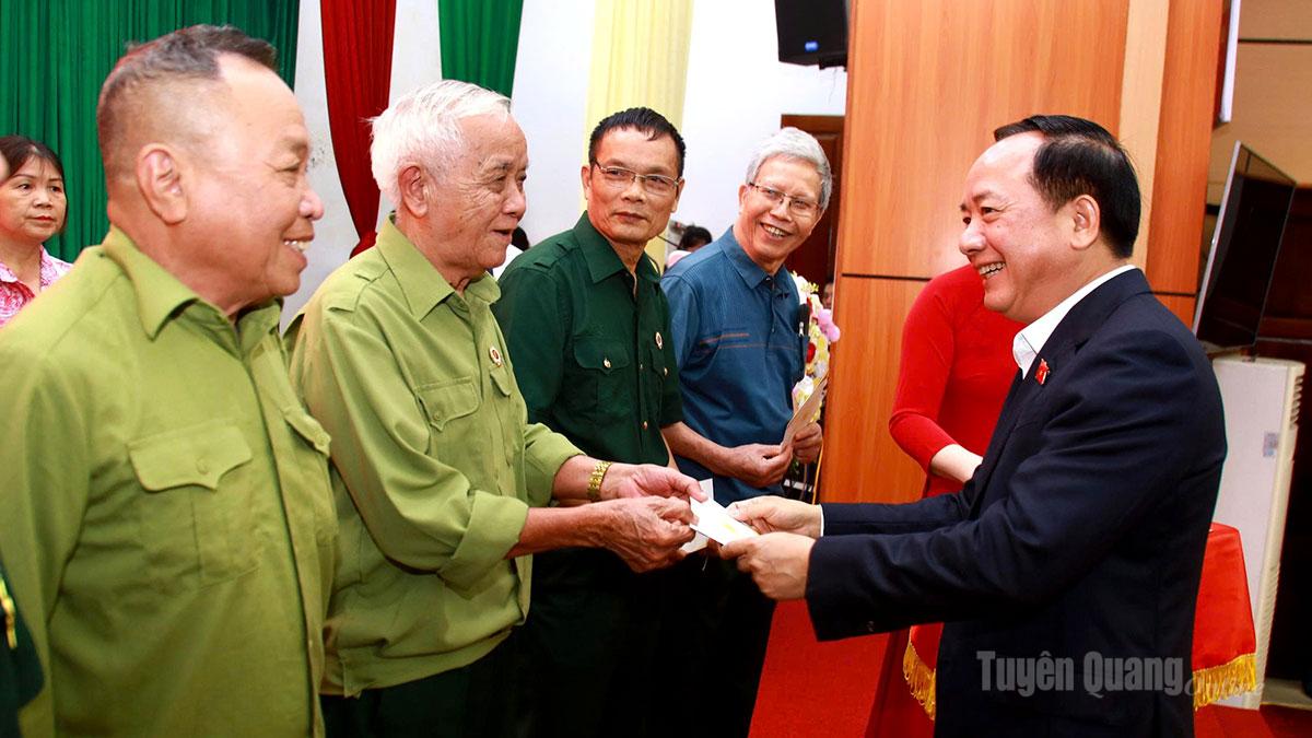 Trưởng ban Tuyên giáo và Dân vận Trung ương Trịnh Văn Quyết tặng quà cho gia đình chính sách, hộ nghèo và công nhân lao động hoàn cảnh khó khăn tại phường Hà Giang 1 và Hà Giang 2