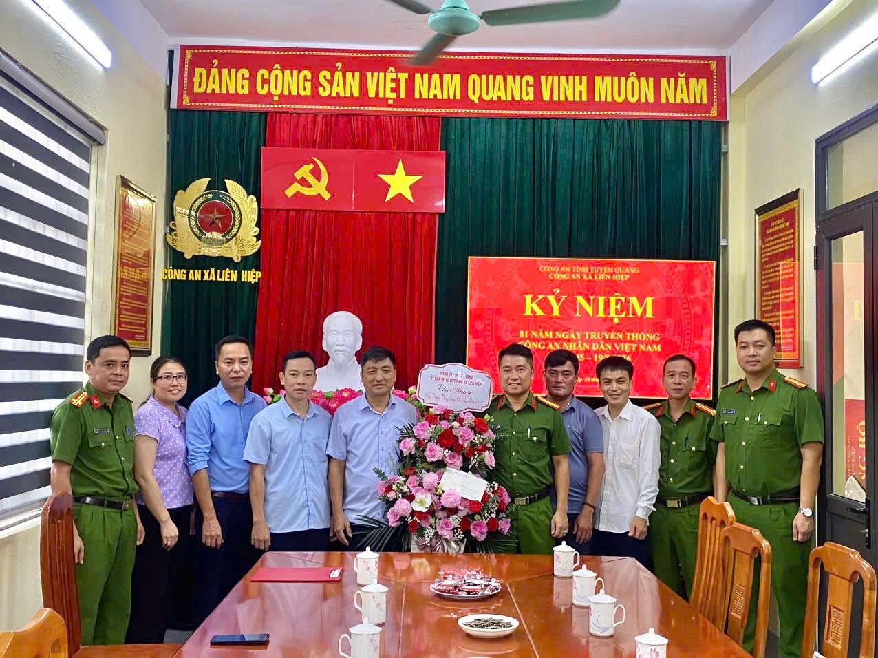 Lãnh đạo xã Liên Hiệp thăm, tặng hoa chúc mừng Công an xã nhân Ngày truyền thống Công an nhân dân