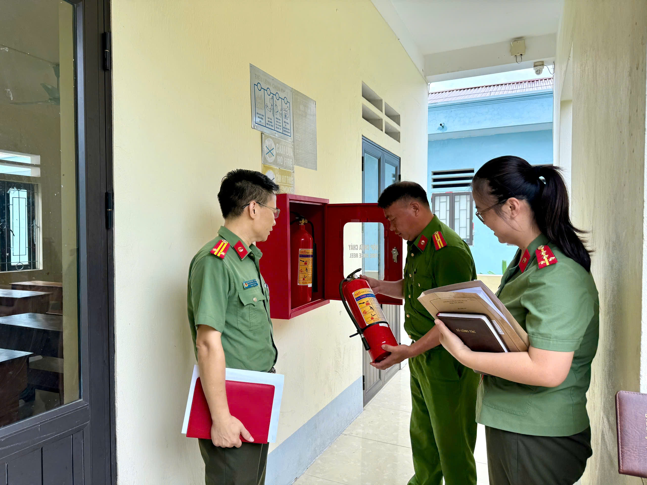 ĐOÀN CÔNG TÁC CÔNG AN TỈNH KIỂM TRA CÔNG TÁC THI TỐT NGHIỆP THPT NĂM 2026 TRÊN ĐỊA BÀN XÃ NGỌC ĐƯỜNG