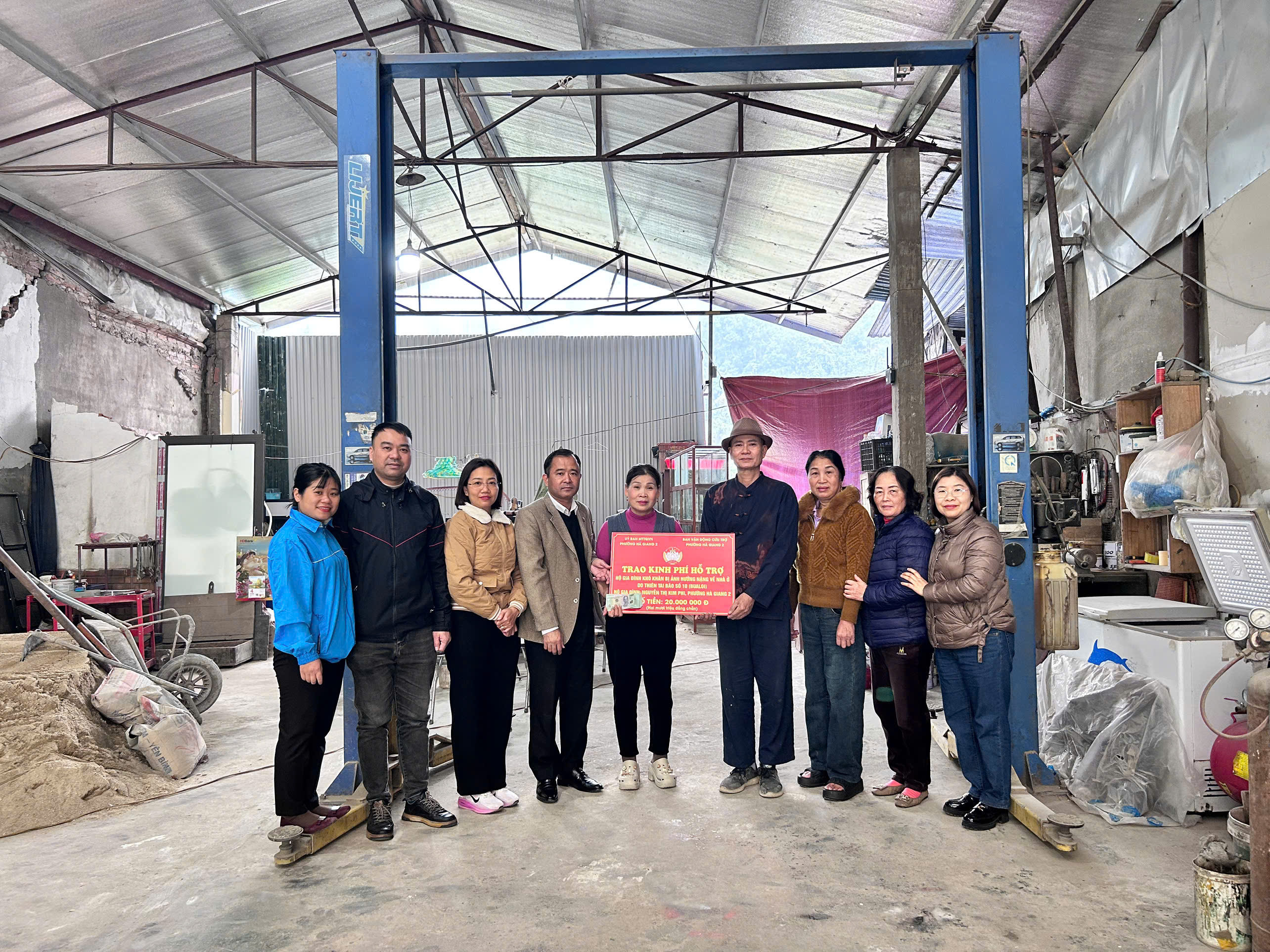 Trao tặng 20 triệu đồng hỗ trợ các gia đình khó khăn do thiên tai