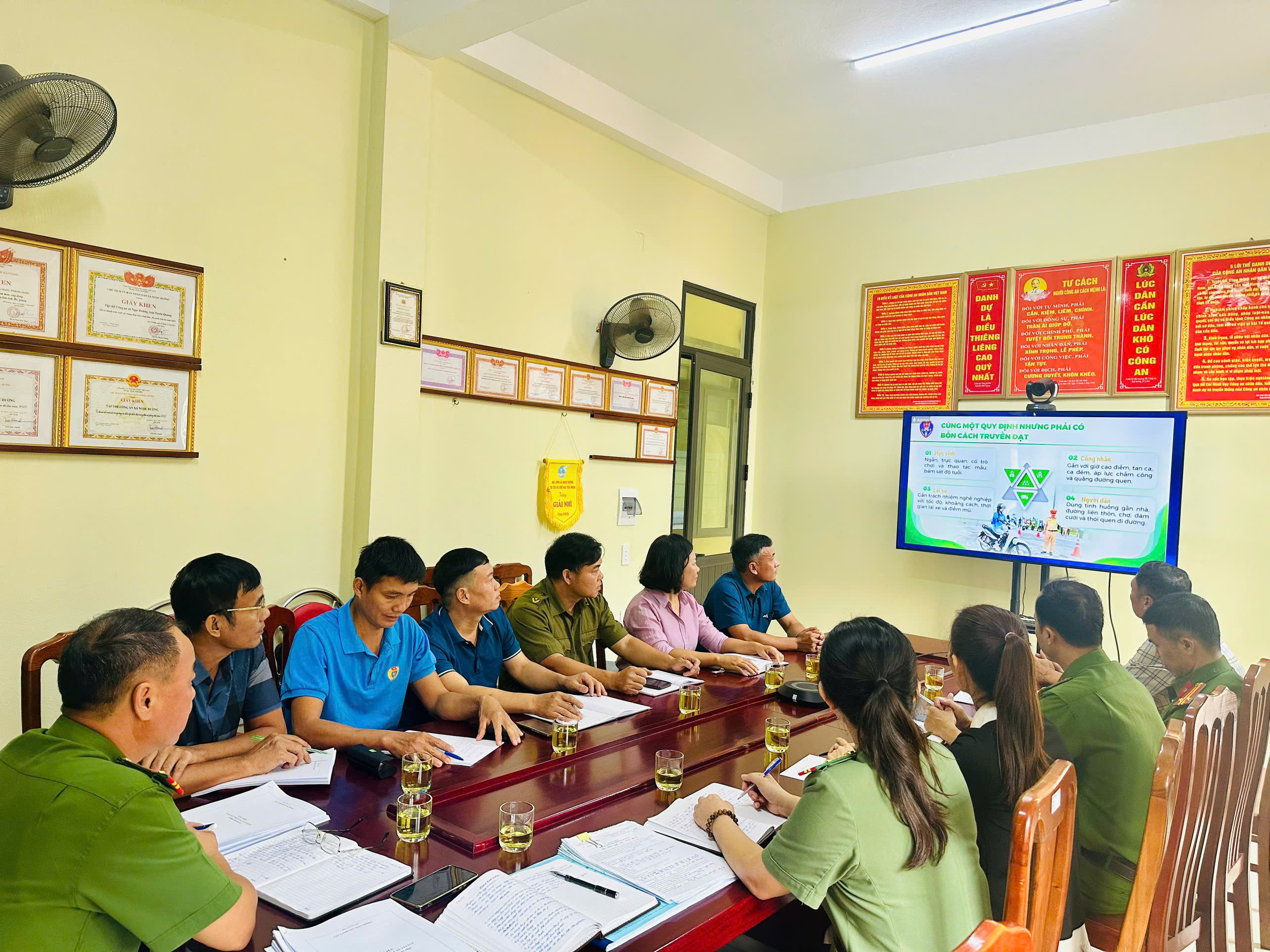 CÔNG AN XÃ  CHỦ TRÌ TỔ CHỨC ĐIỂM CẦU TẬP HUẤN "TIỂU GIÁO VIÊN" ĐÀO TẠO KỸ NĂNG LÁI XE MÔ TÔ, XE GẮN MÁY AN TOÀN