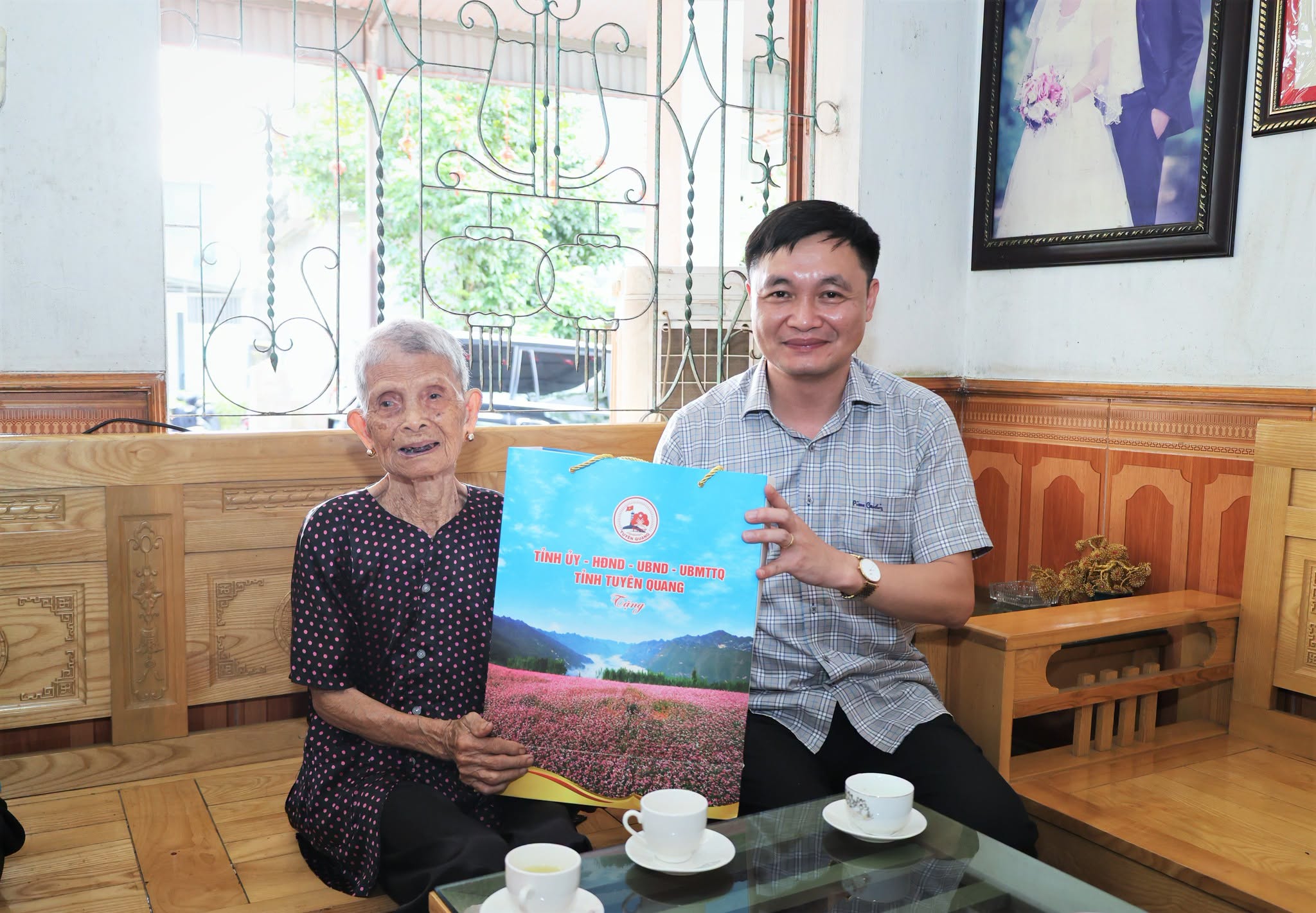 Đồng chí Phó Chủ tịch Ủy ban nhân dân tỉnh Đỗ Anh Tuấn - Thăm, tặng quà Mẹ Việt Nam Anh hùng Lâm Thị Giã