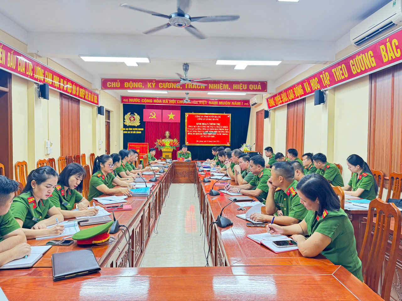 LẮNG NGHE ĐỂ THẤU HIỂU, ĐỒNG HÀNH ĐỂ KIẾN TẠO BÌNH YÊN: HIỆU QUẢ TỪ DIỄN ĐÀN ĐỐI THOẠI GIỮA CÔNG AN XÃ BẮC QUANG VÀ THẾ HỆ TRẺ