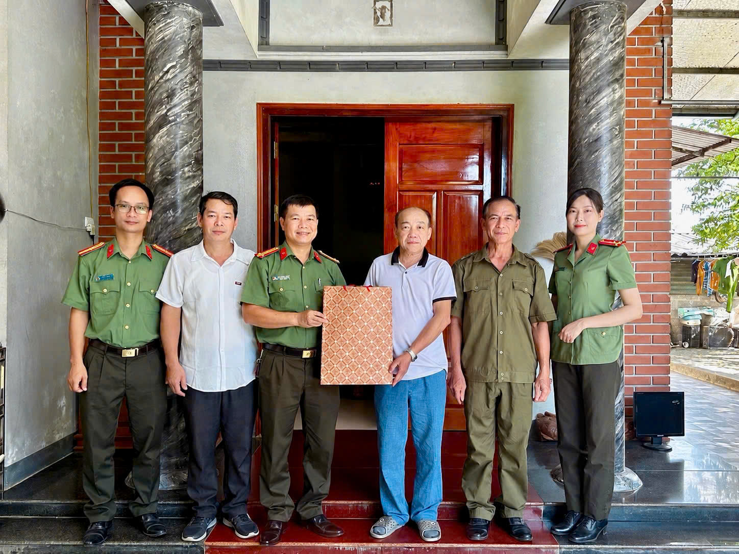 CÔNG AN XÃ YÊN SƠN THĂM HỎI, TẶNG QUÀ TRI ÂN CÁC ĐỒNG CHÍ CÔNG AN HƯU TRÍ TỪNG THAM GIA LỰC LƯỢNG AN NINH NHÂN DÂN