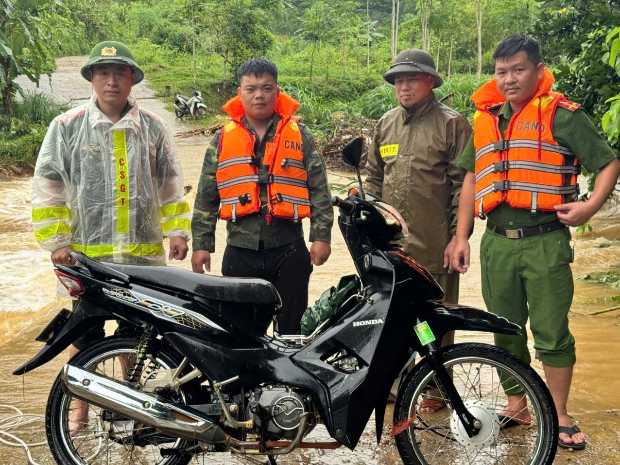 KHÔNG NGẠI MƯA LŨ, QUYẾT TÂM BẢO VỆ BÌNH YÊN CHO NHÂN DÂN