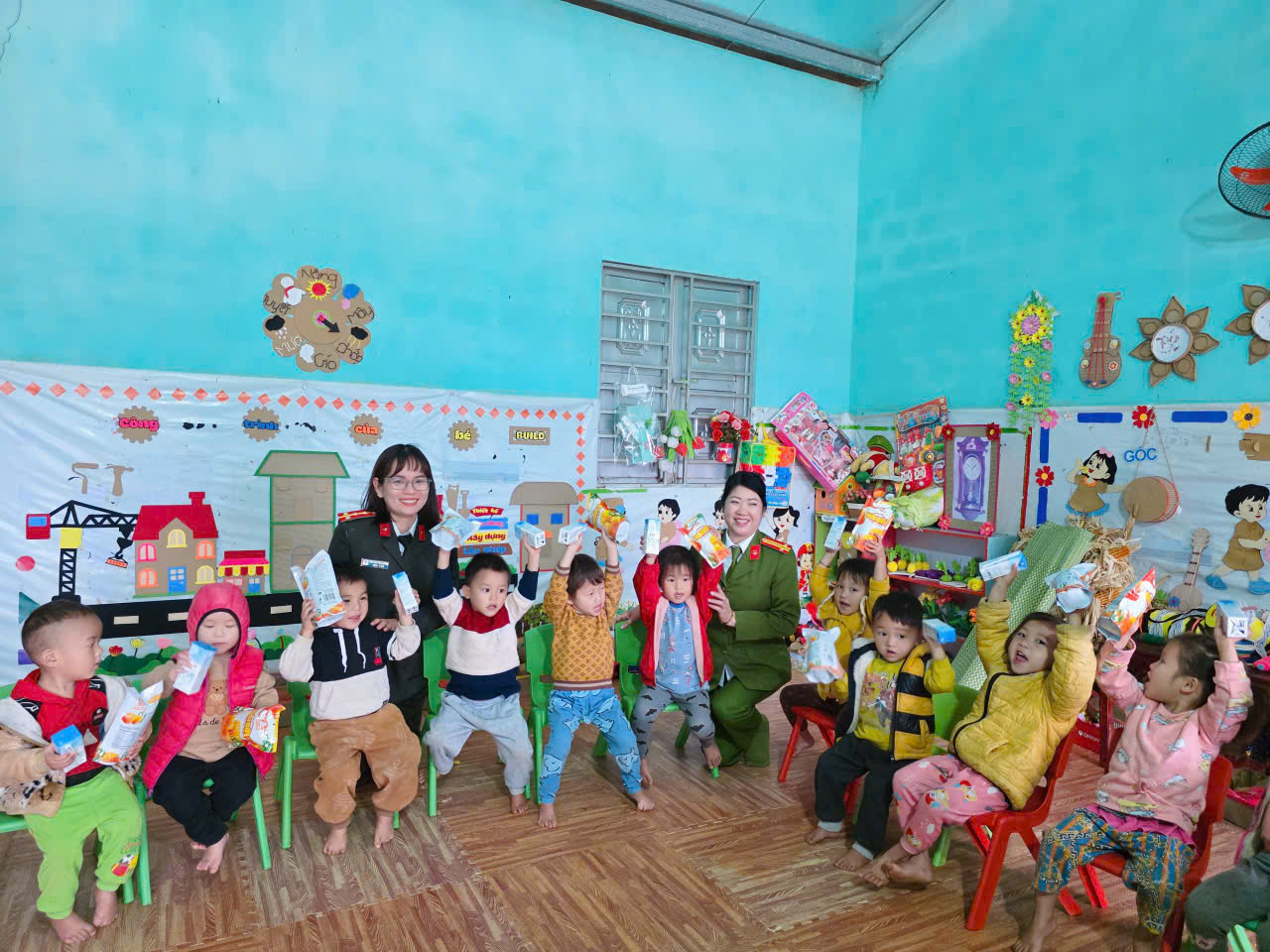 CÔNG AN XÃ THUẬN HÒA TRAO QUÀ TẠI ĐIỂM TRƯỜNG MẦM NON PỒNG TRẰM