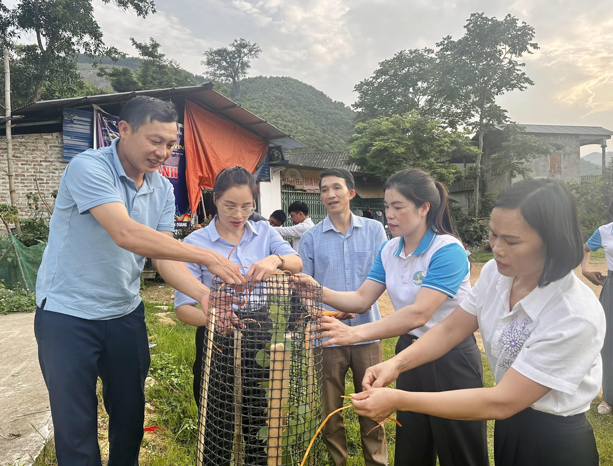 Hội LHPN xã Minh Thanh tổ chức hoạt động “3 cùng” tại thôn Tân Thượng