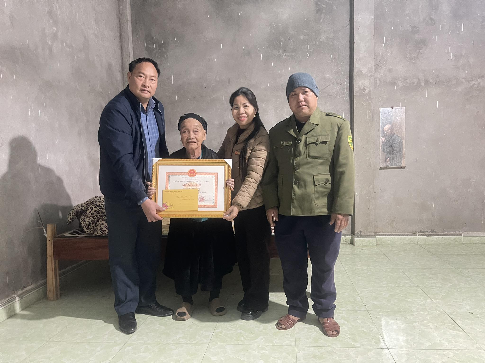 PHÓ CHỦ TỊCH THƯỜNG TRỰC UBND XÃ, THĂM, TẶNG QUÀ NHÂN DỊP TẾT NGUYÊN ĐÁN BÍNH NGỌ NĂM 2026