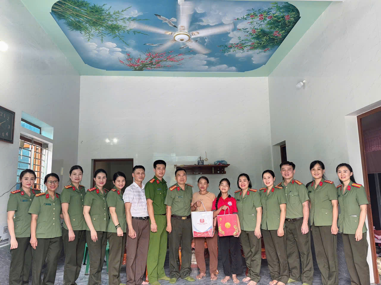 TẶNG QUÀ CON ĐỠ ĐẦU NHÂN DỊP NĂM HỌC MỚI