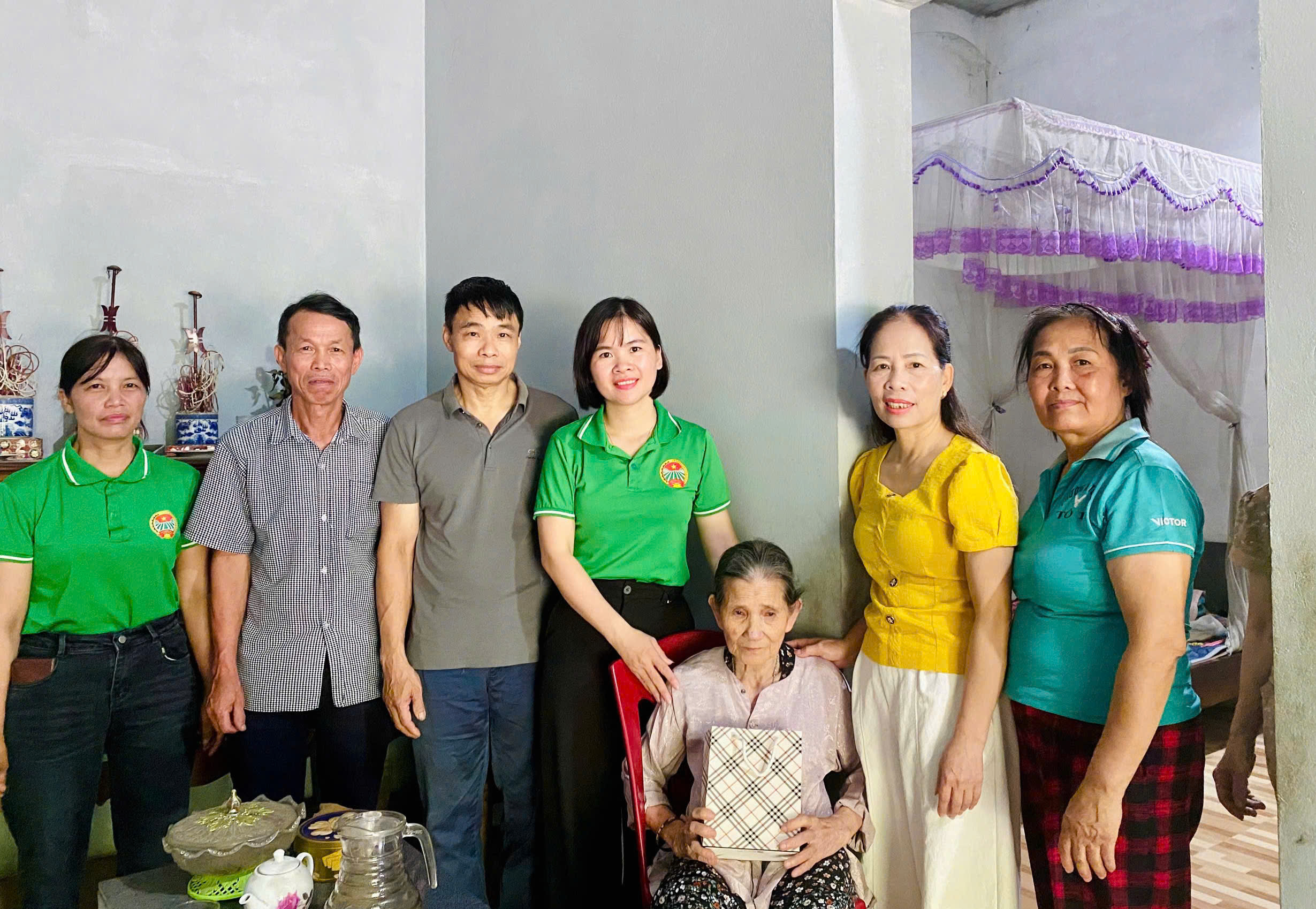 Hội Nông dân phường An Tường thăm hỏi, tặng quà cho hội viên nông dân cao tuổi có hoàn cảnh khó khăn