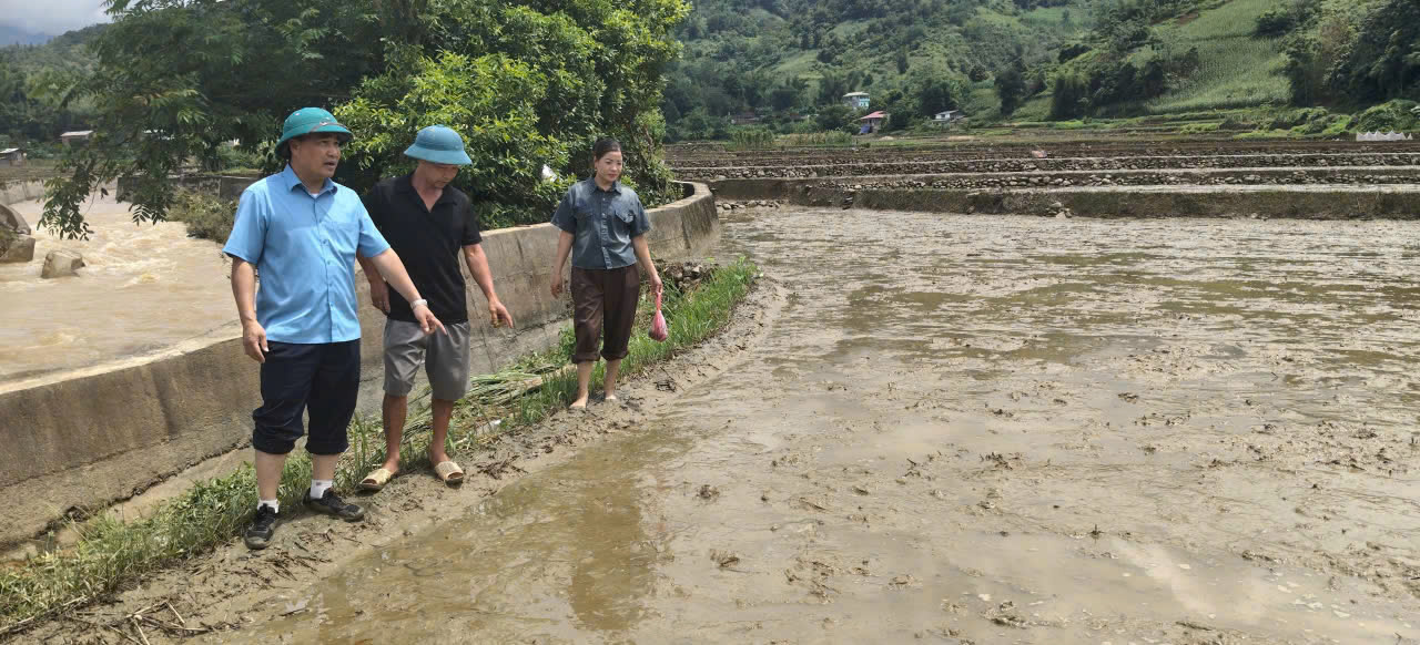 Đồng chí Lương Vũ Khoa, Phó Bí thư Đảng ủy, Chủ tịch UBND xã Niêm Sơn khảo sát, chỉ đạo khắc phục thiệt hại do mưa lũ tại thôn Bản Tồng