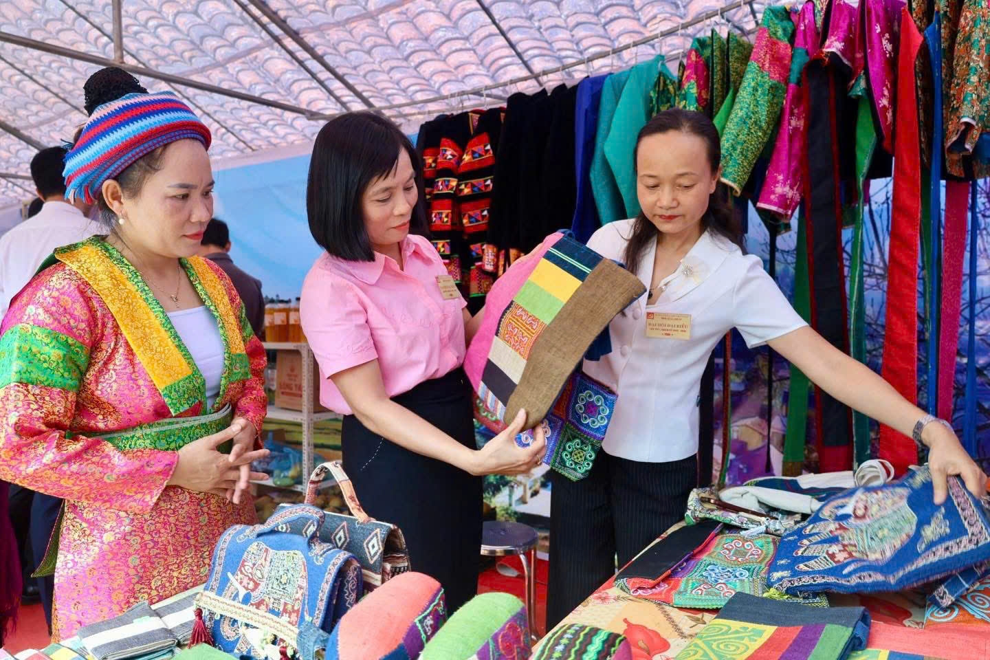Lãnh đạo tỉnh Tuyên Quang thăm quan gian hàng sản phẩm địa phương do người dân xã Lũng Cú sản xuất và trưng bày tại buổi Công bố quyết định thành lập bộ máy mới trong vận hành chính quyền 2 cấp.