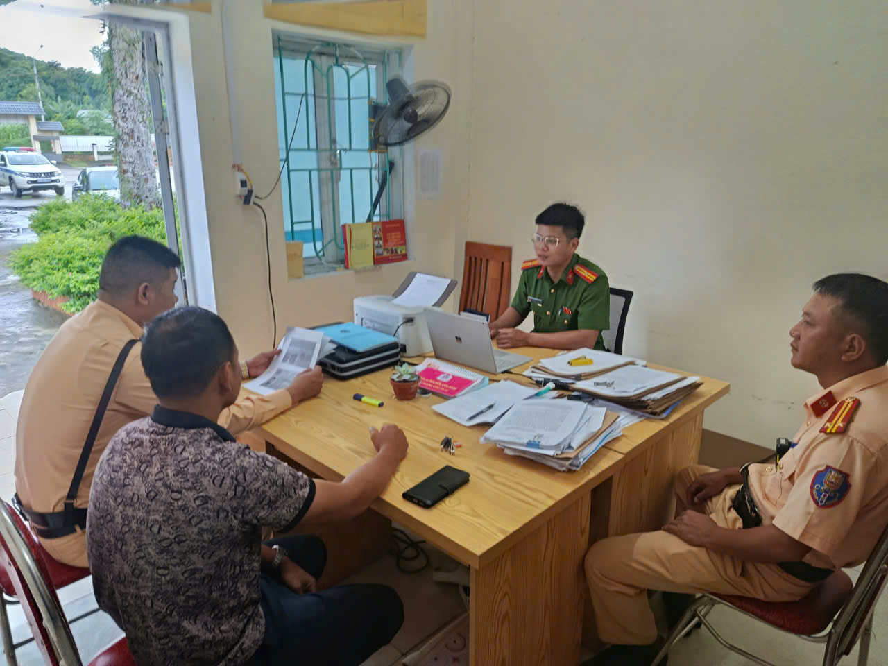 CÔNG AN XÃ HÙNG AN PHỐI HỢP TRẠM CSGT VĨNH TUY XÁC MINH, XỬ LÝ ĐỐI TƯỢNG VI PHẠM GIAO THÔNG TRẬT TỰ TỪ VIDEO NGƯỜI DÂN CUNG CẤP