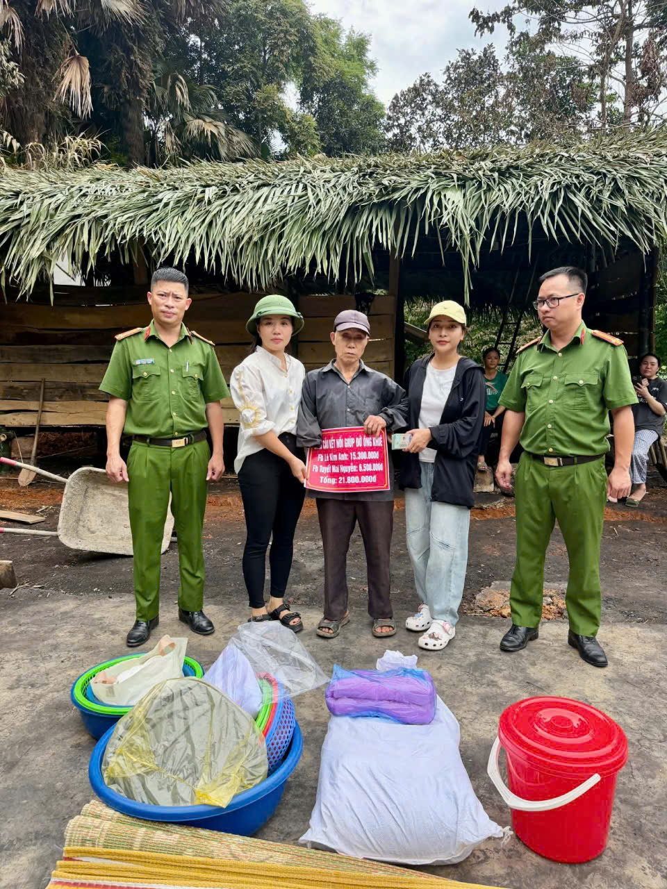 CÔNG AN XÃ VĨNH TUY: CHUNG TAY HỖ TRỢ GIA ĐÌNH BỊ HỎA HOẠN VƯỢT QUA KHÓ KHĂN