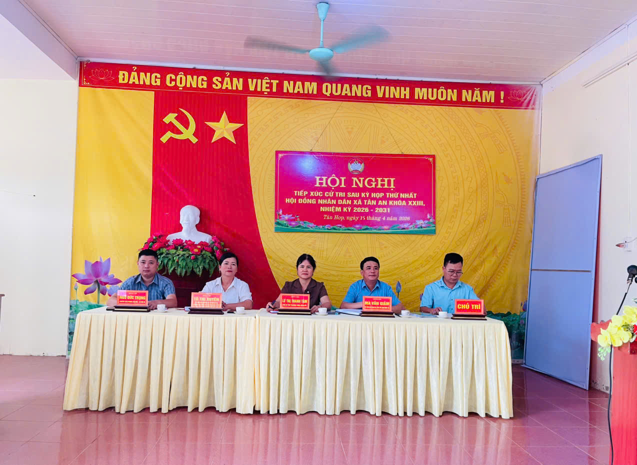 ĐỒNG CHÍ LÊ THỊ THANH TÂM, PHÓ BÍ THƯ TT ĐẢNG ỦY CÙNG TỔ ĐẠI BIỂU SỐ 2 HĐND XÃ TÂN AN TIẾP XÚC CỬ TRI TẠI THÔN TÂN HỢP VÀ THÔN TÂN BÌNH XÃ TÂN AN