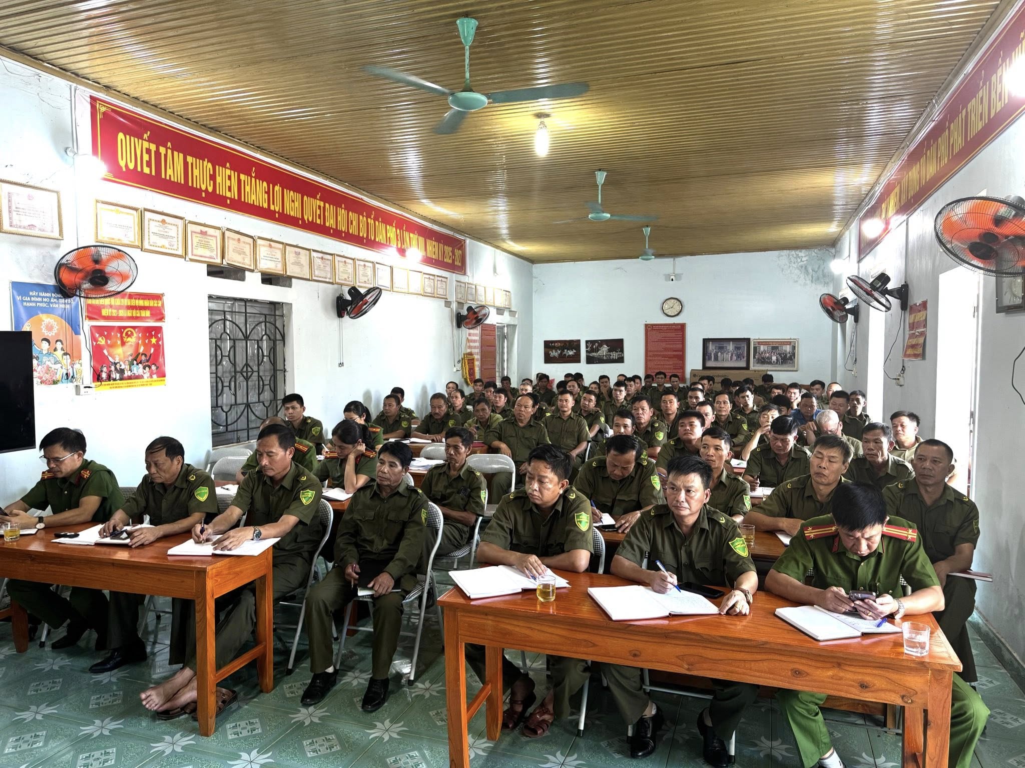 CÔNG AN XÃ BẮC QUANG TỔ CHỨC HỘI NGHỊ GIAO BAN VỚI LỰC LƯỢNG ANTT CƠ SỞ THÁNG 9 NĂM 2025