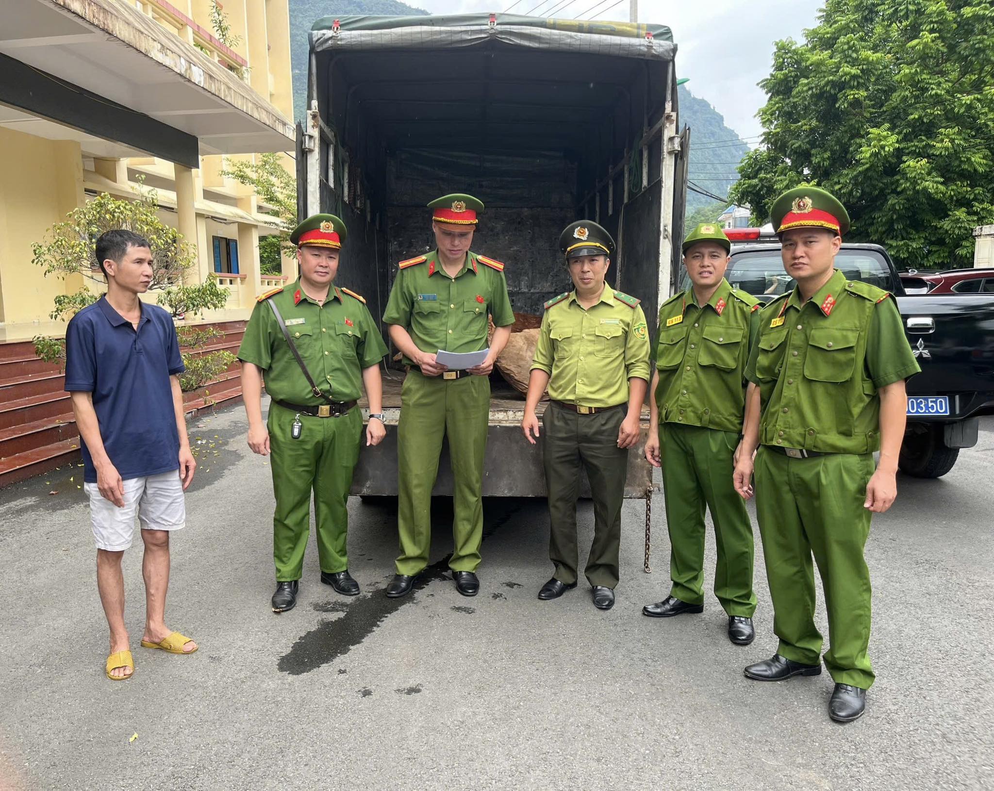 PHÁT HIỆN Ô TÔ TẢI CHỞ LÂM SẢN TRÁI PHÉP