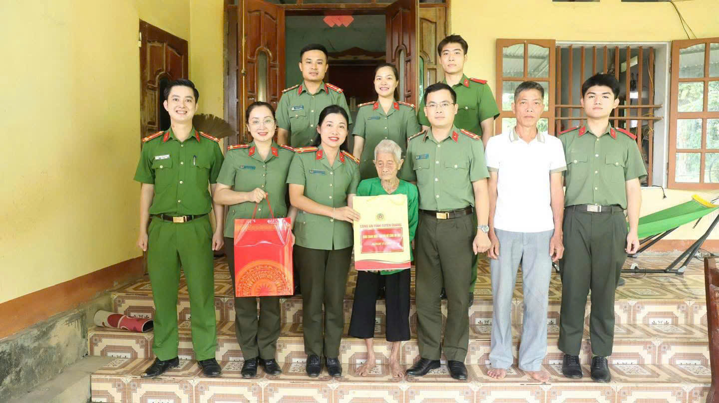 CHI ĐOÀN CÔNG AN XÃ HÀM YÊN PHỐI HỢP ĐOÀN THANH NIÊN, HỘI PHỤ NỮ CÔNG AN TỈNH TRI ÂN GIA ĐÌNH NGƯỜI CÓ CÔNG VỚI CÁCH MẠNG