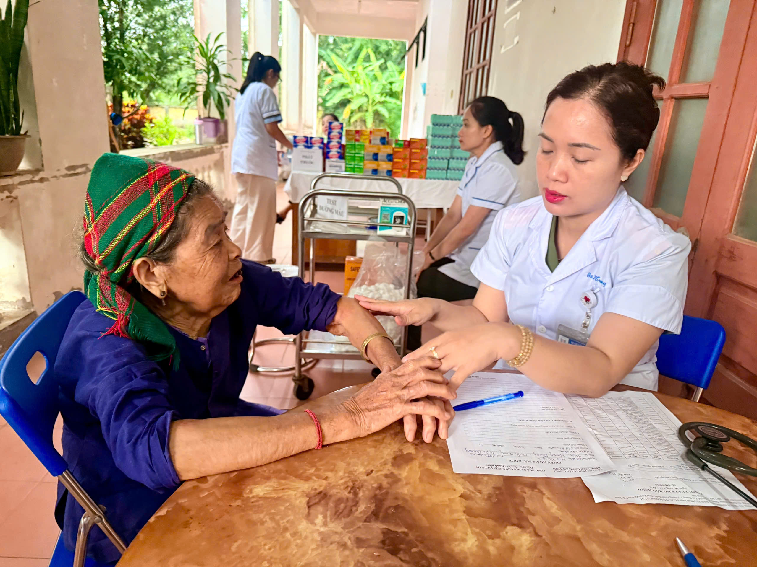  BỆNH VIỆN CÔNG AN TỈNH TUYÊN QUANG KHÁM BỆNH, TƯ VẤN SỨC KHỎE VÀ CẤP PHÁT THUỐC MIỄN PHÍ CHO NGƯỜI DÂN XÃ MINH QUANG