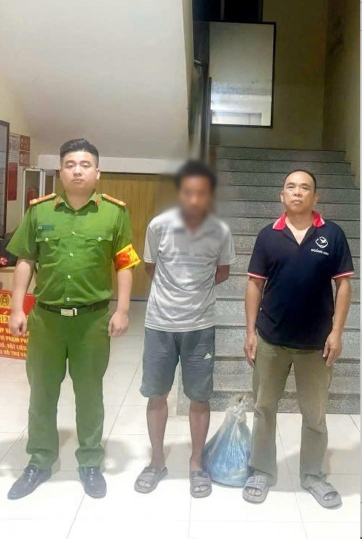Công an xã Tân Thanh hỗ trợ đưa người có dấu hiệu không ổn định về thần kinh trở về nhà an toàn