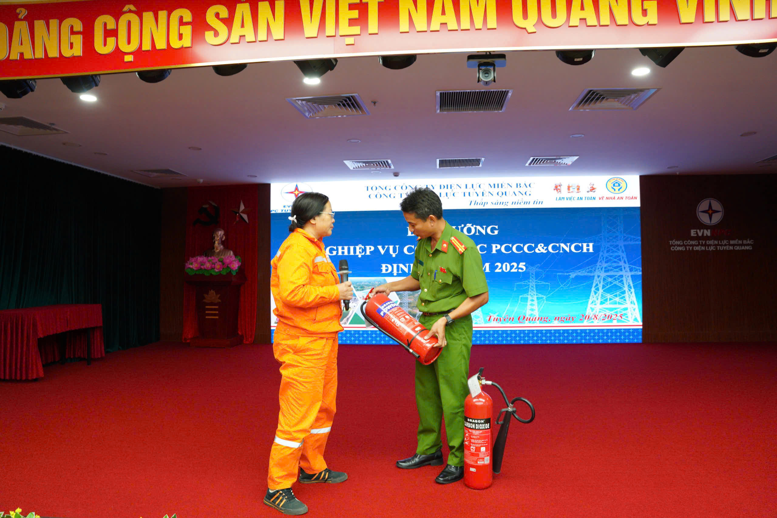 TỔ CHỨC TẬP HUẤN NGHIỆP VỤ PCCC VÀ CNCH CHO CÁN BỘ, CÔNG NHÂN VIÊN CÔNG TY ĐIỆN LỰC TỈNH TUYÊN QUANG