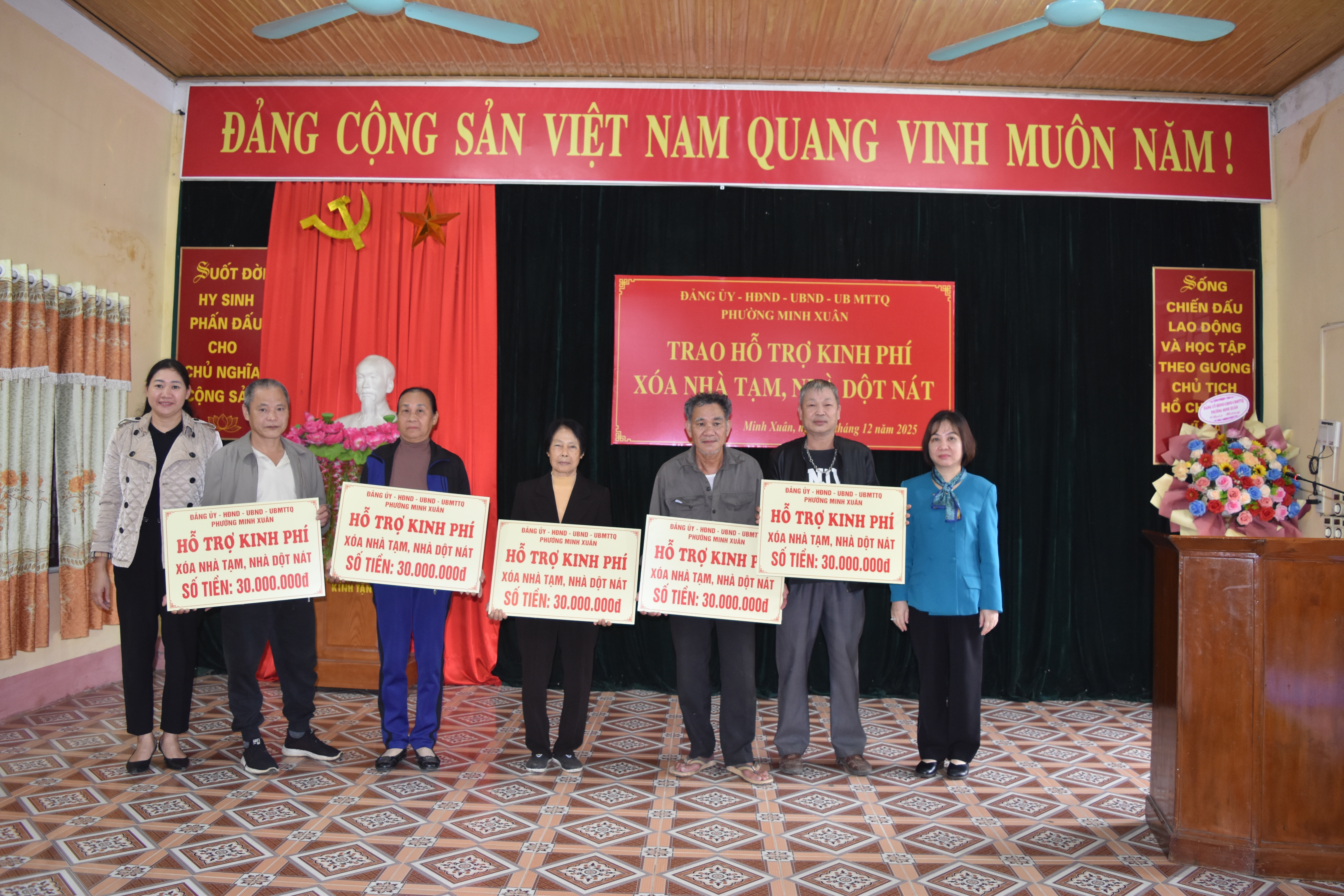 Phường Minh Xuân Trao kinh phí hỗ trợ xóa nhà tạm, dột nát