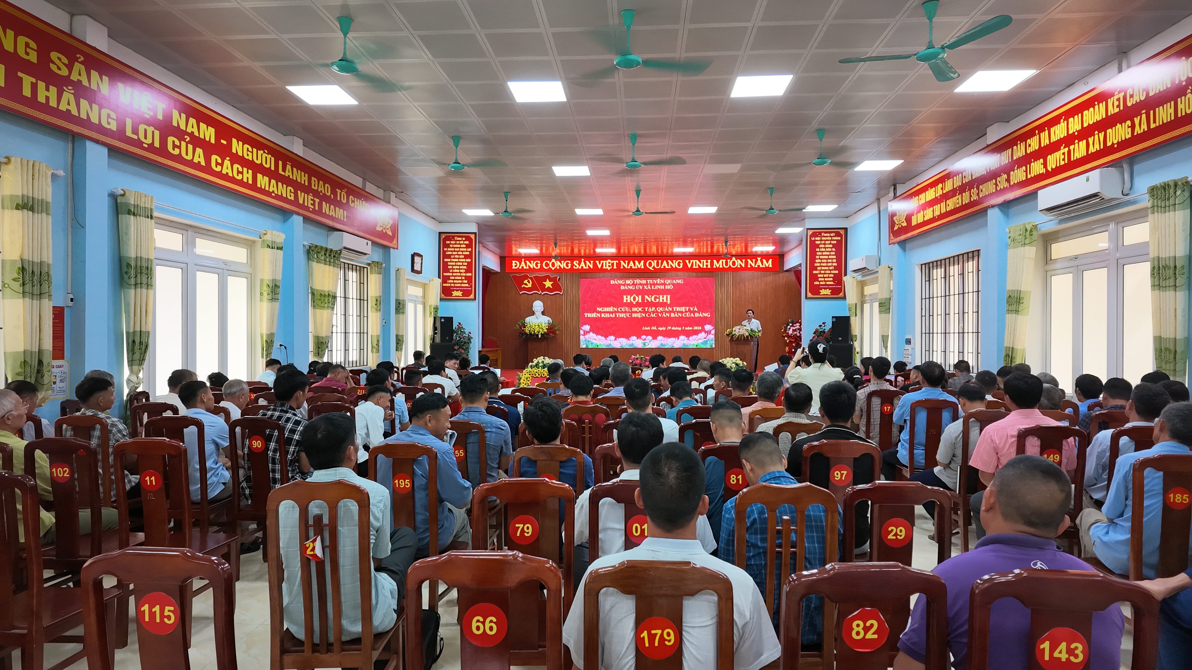 Xã Linh Hồ tổ chức Hội nghị nghiên cứu, học tập, quán triệt và triển khai thực hiện các văn bản của Đảng.