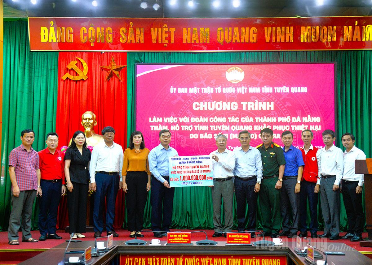 Phó Bí thư Tỉnh ủy, Chủ tịch Ủy ban MTTQ tỉnh Ma Thế Hồng tiếp đoàn công tác thành phố Đà Nẵng trao hỗ trợ khắc phục hậu quả thiên tai